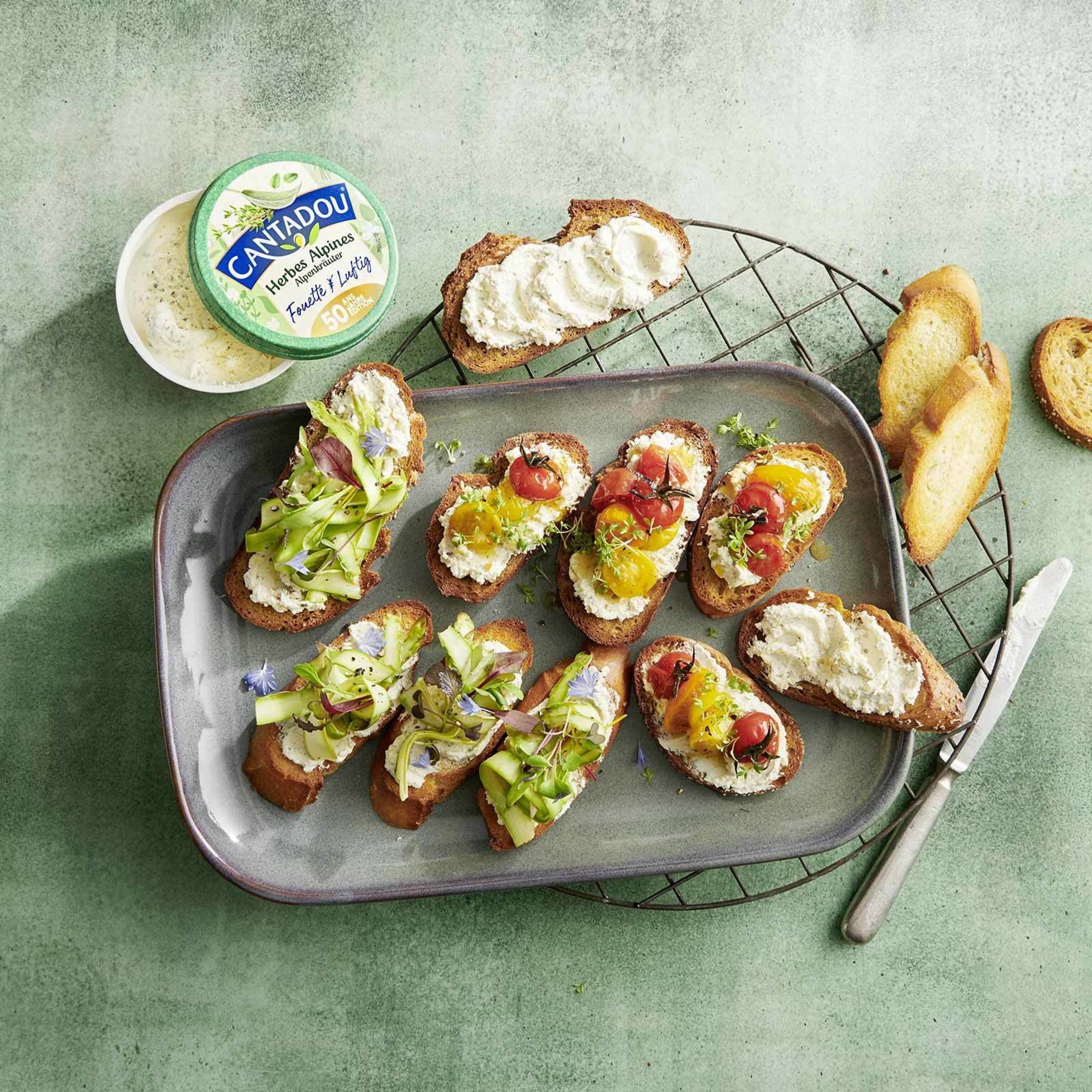 Crostinis aux asperges et tomates