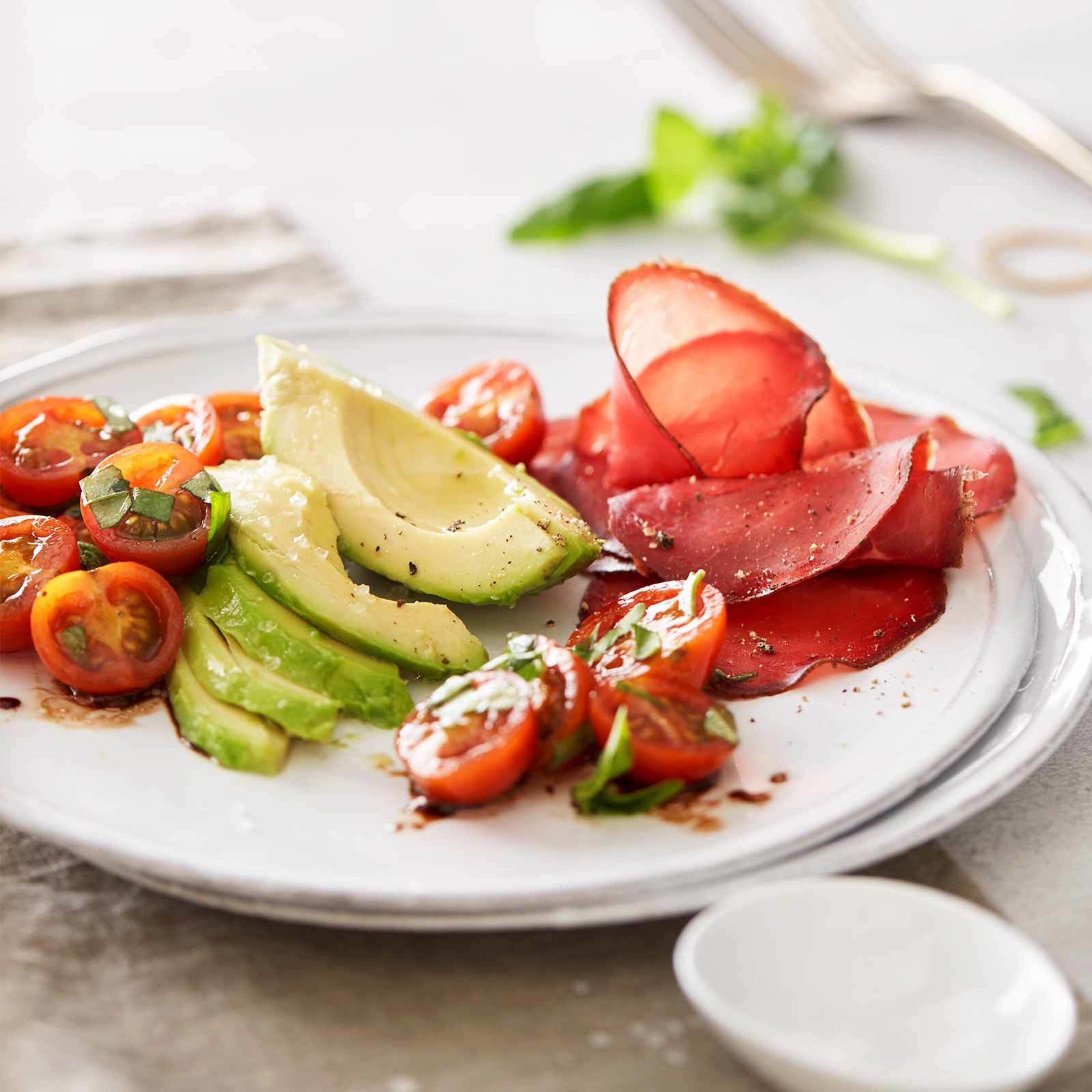 Tomatensalat mit Avocado