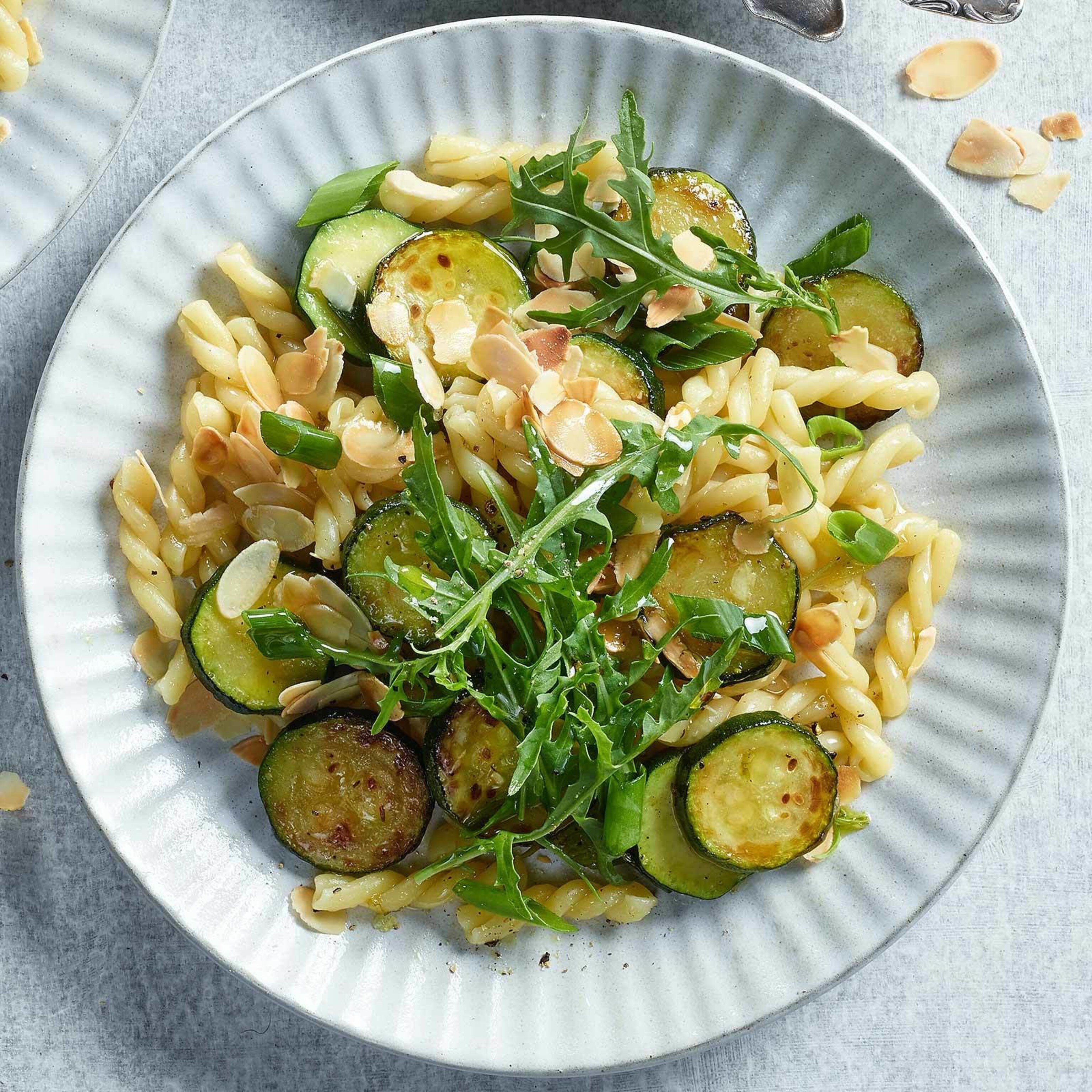 Pastasalat mit Zucchini