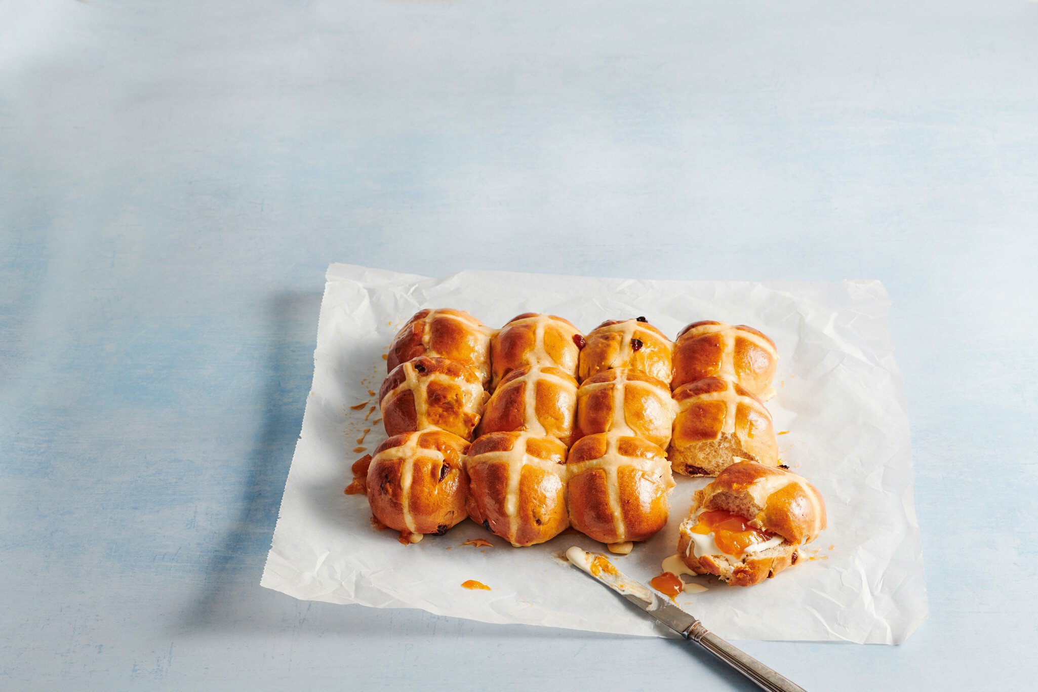 Hot Cross Buns mit Doppelrahm