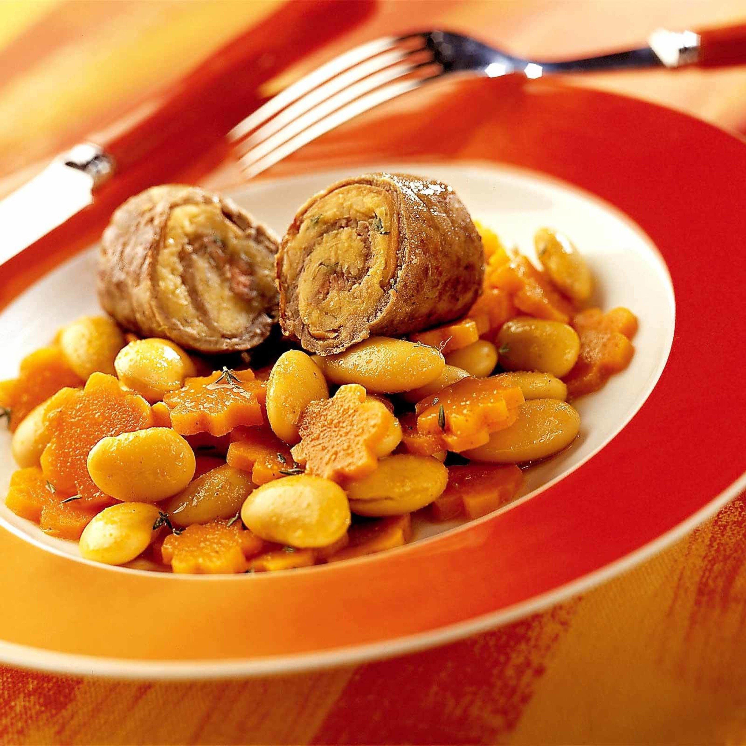 Gefüllte Röllchen auf Curry-Bohnen