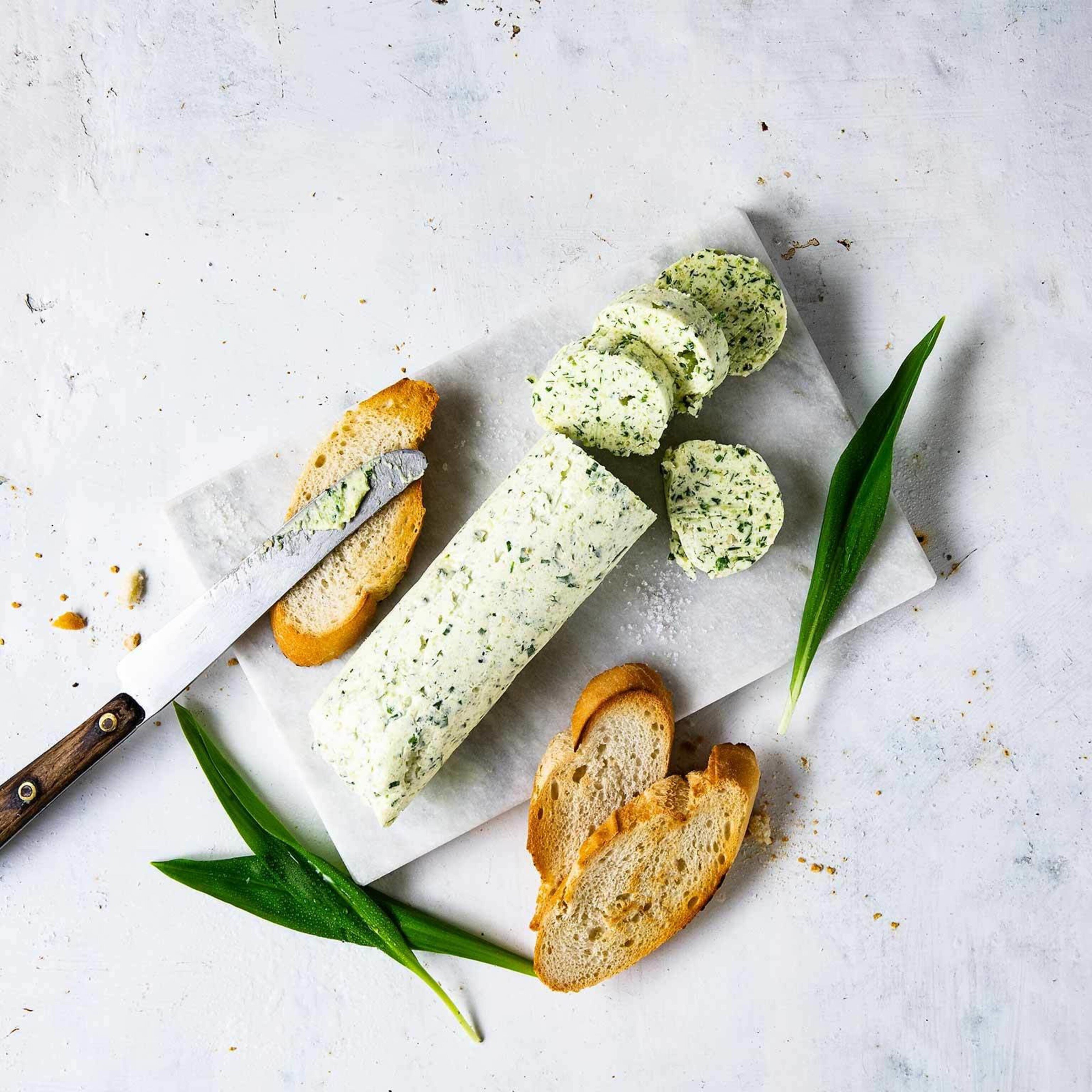Bärlauchbutter mit Mandeln