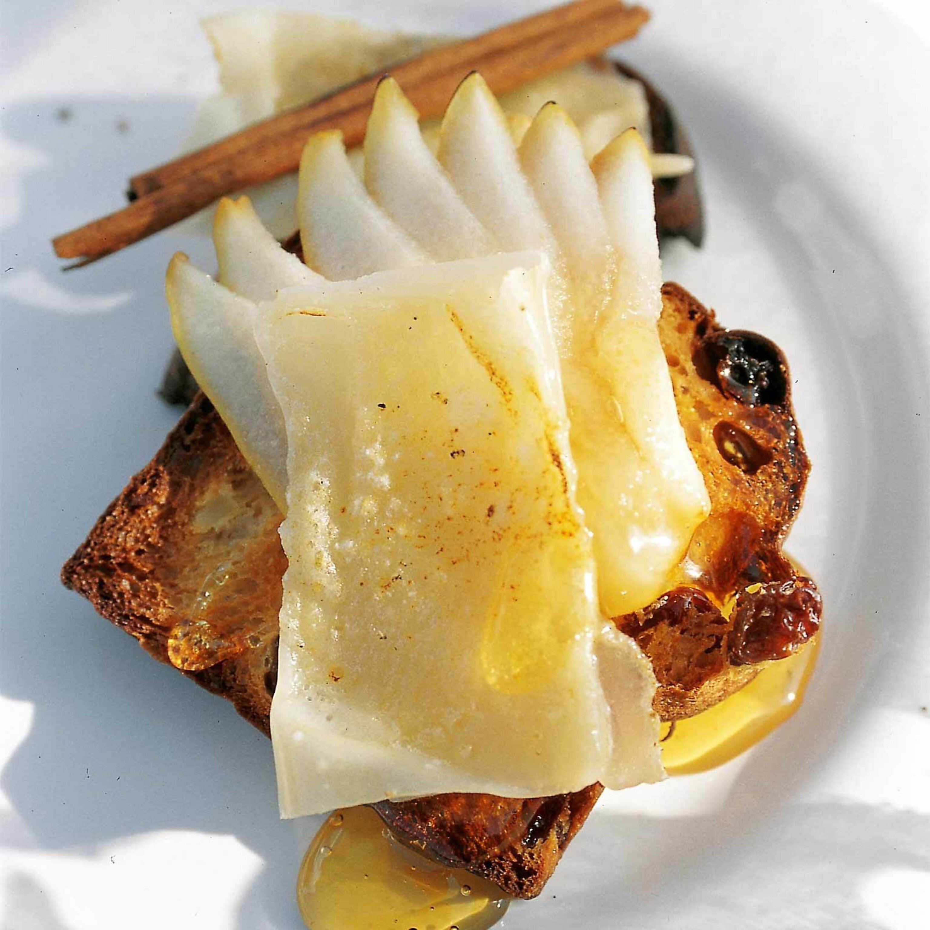 Überbackene Birnen auf Panettone