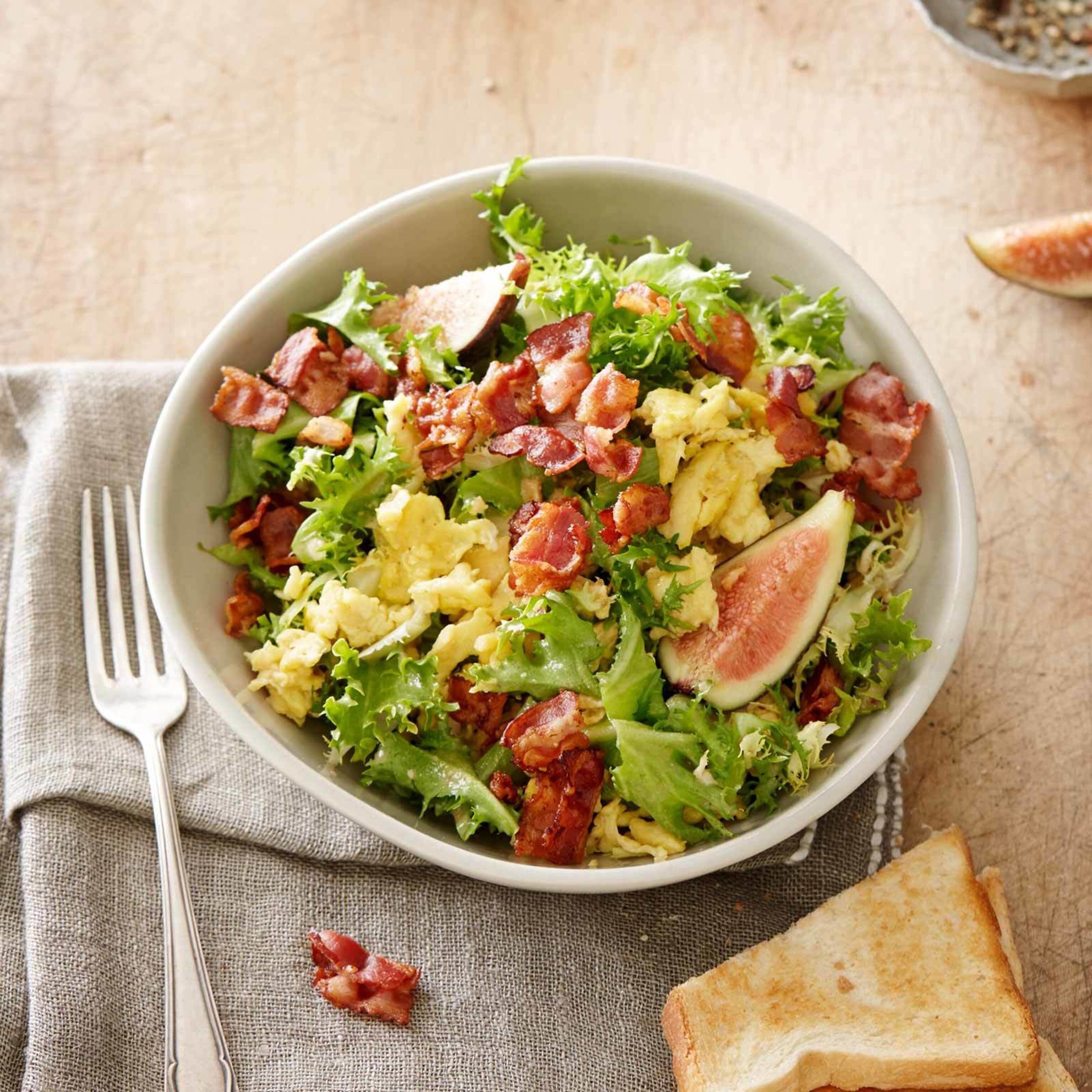 Friséesalat mit Knusperspeck