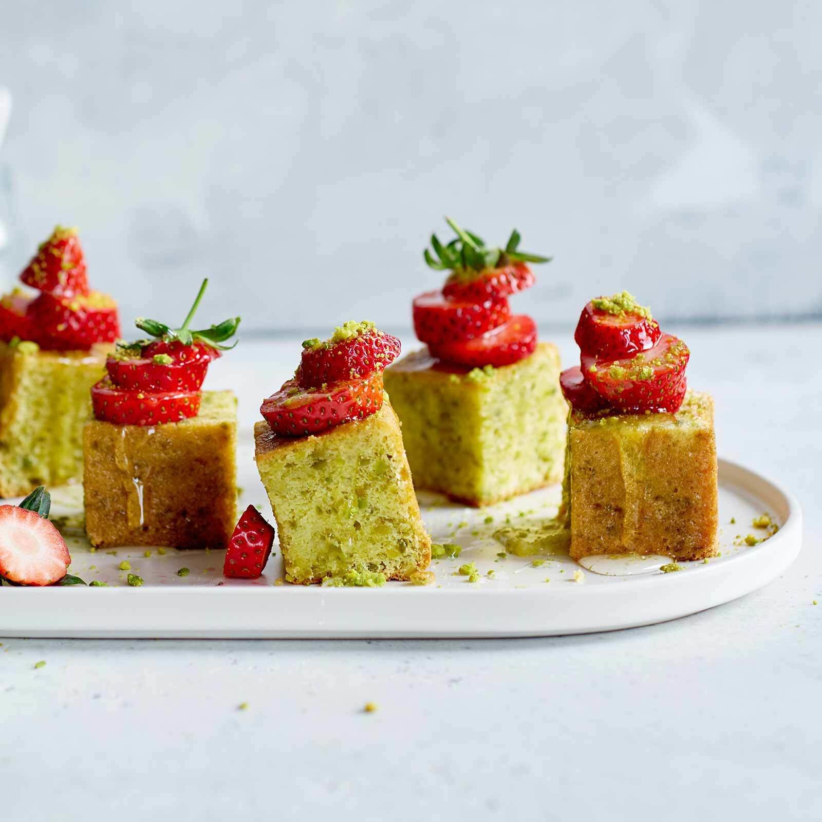 Glutenfreies Pistazienbiskuit mit Erdbeeren
