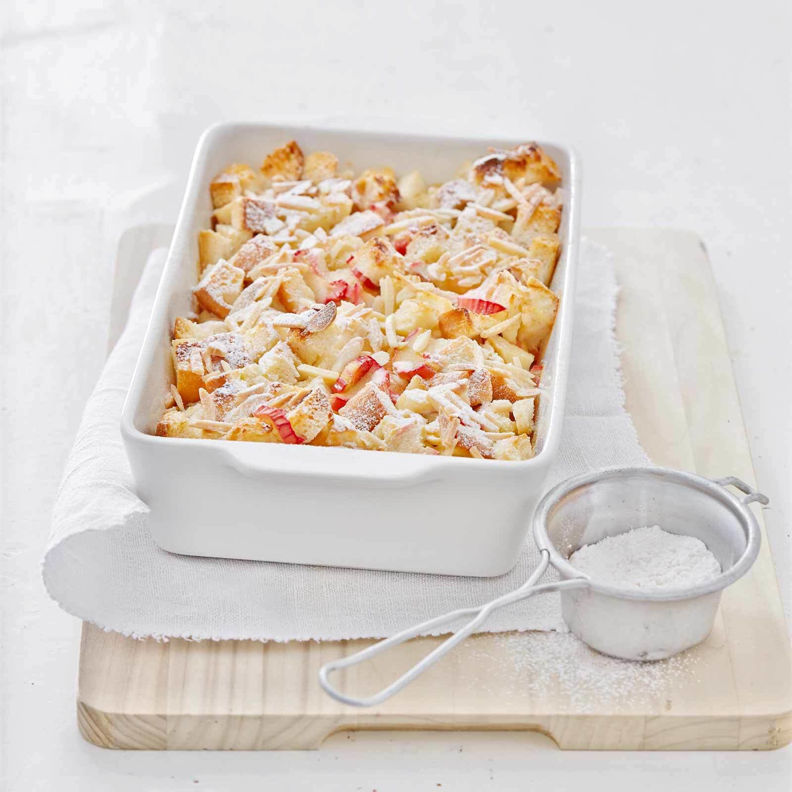 Gratin de pain à la rhubarbe