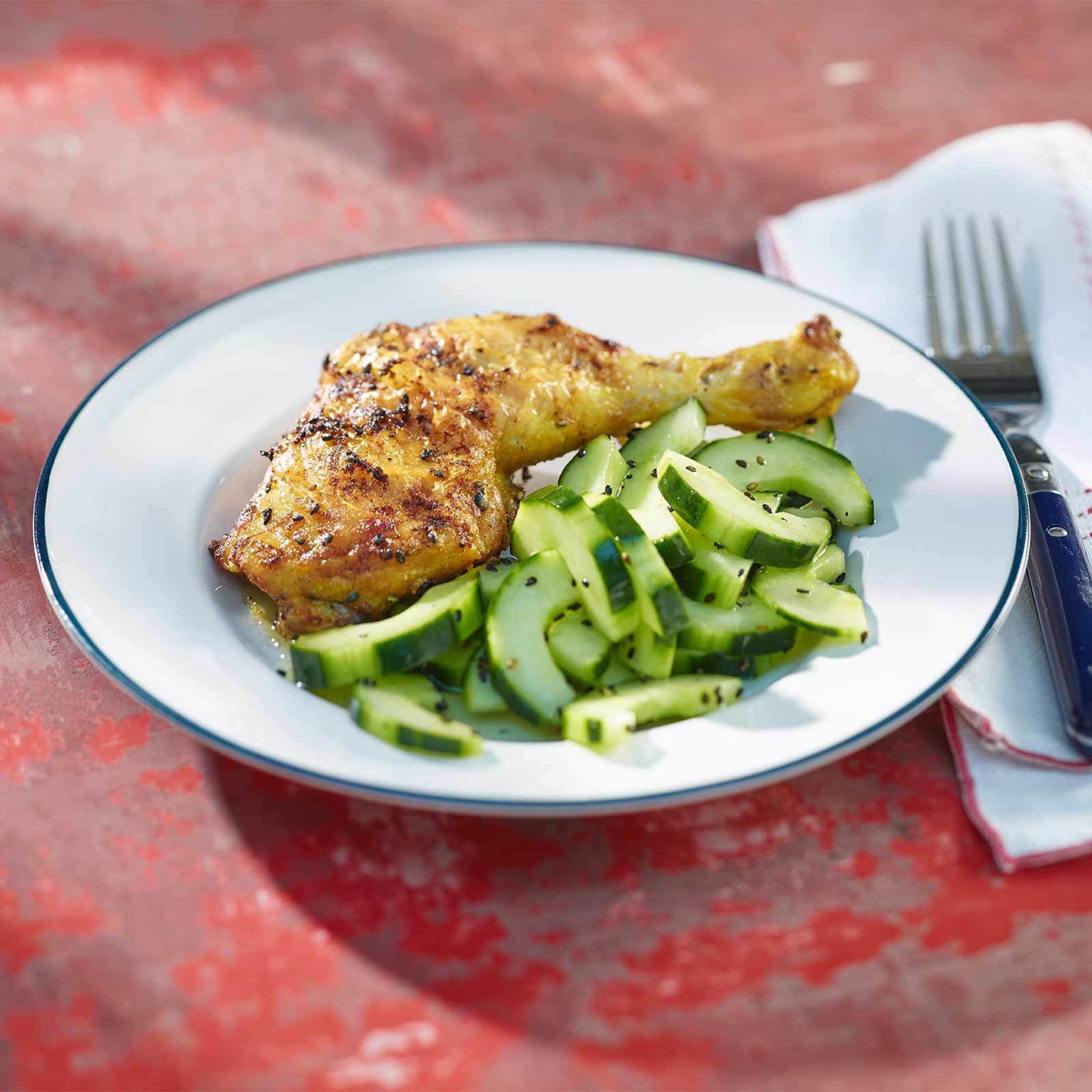Sesam-Pouletschenkel mit Gurkensalat