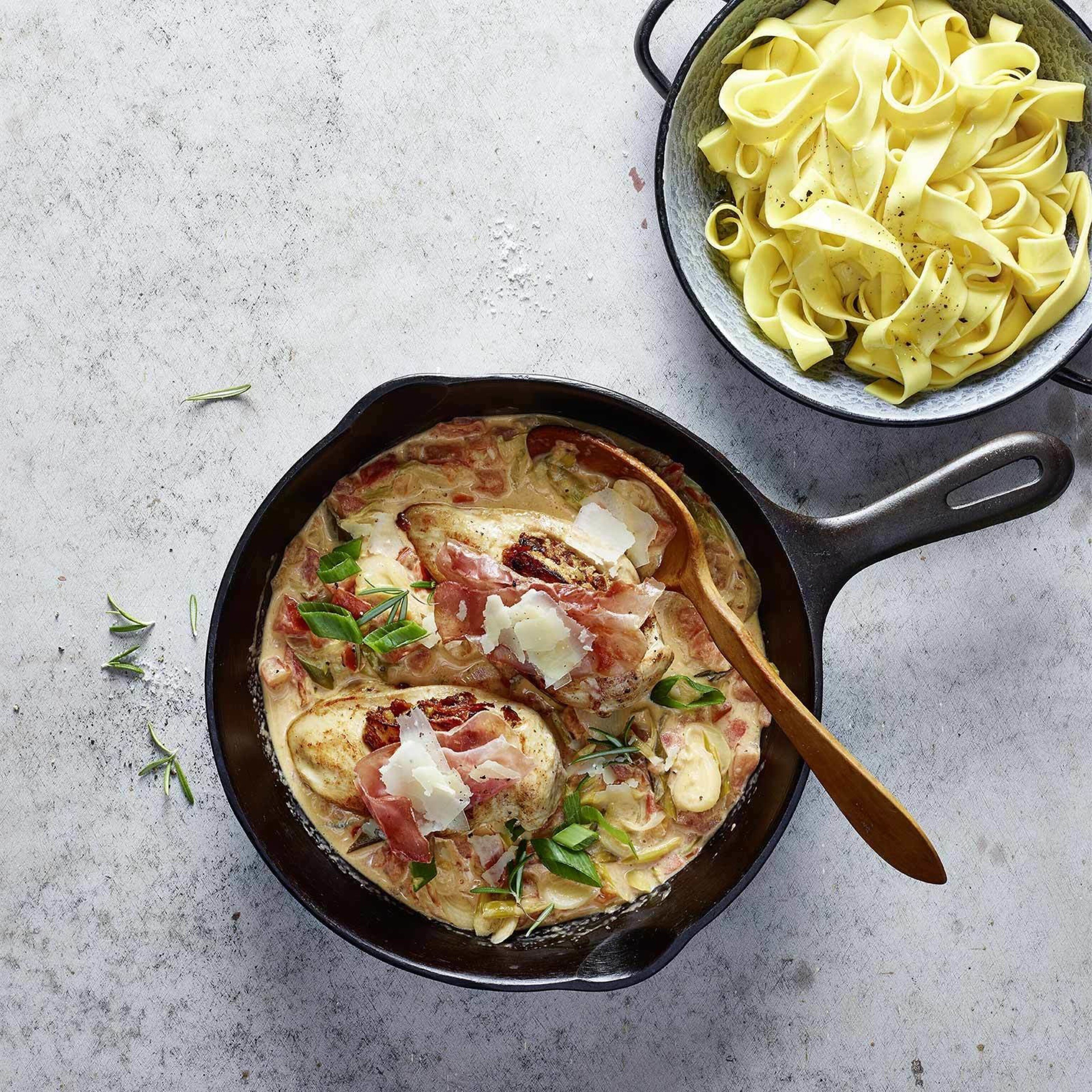 Blancs de poulet au xérès et nouilles