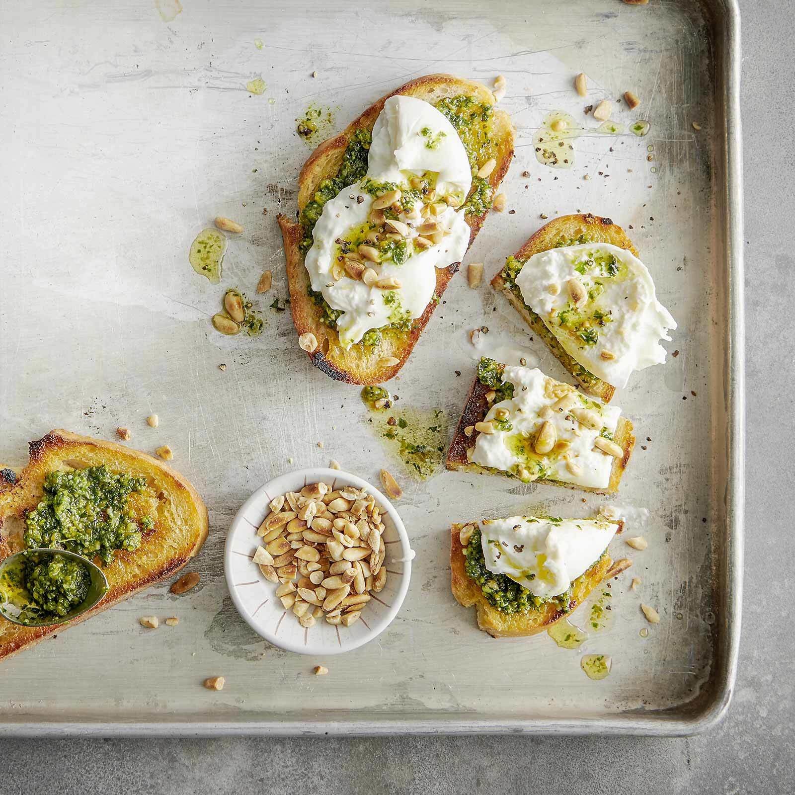 Bruschettas au pesto et burrata