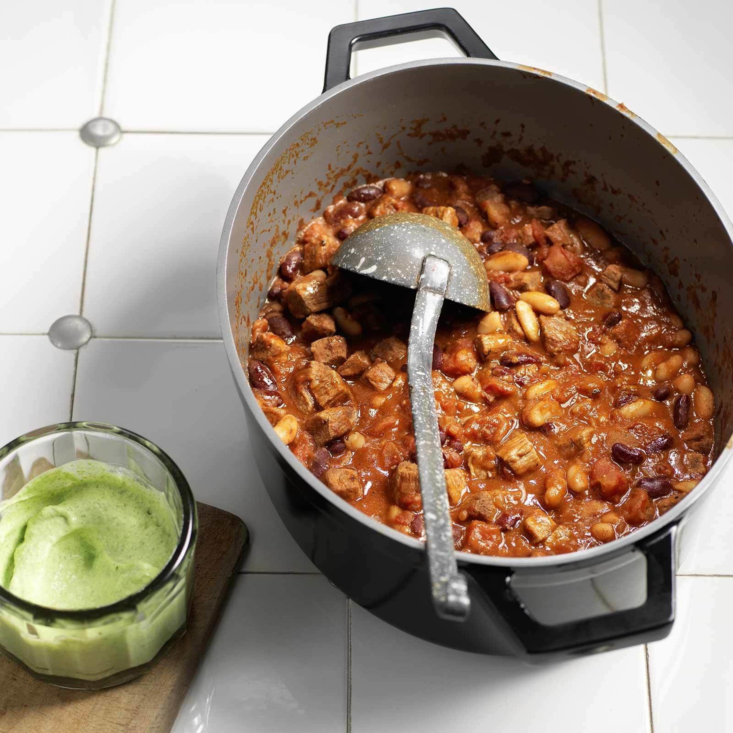 Chili con carne mit Petersilienrahm