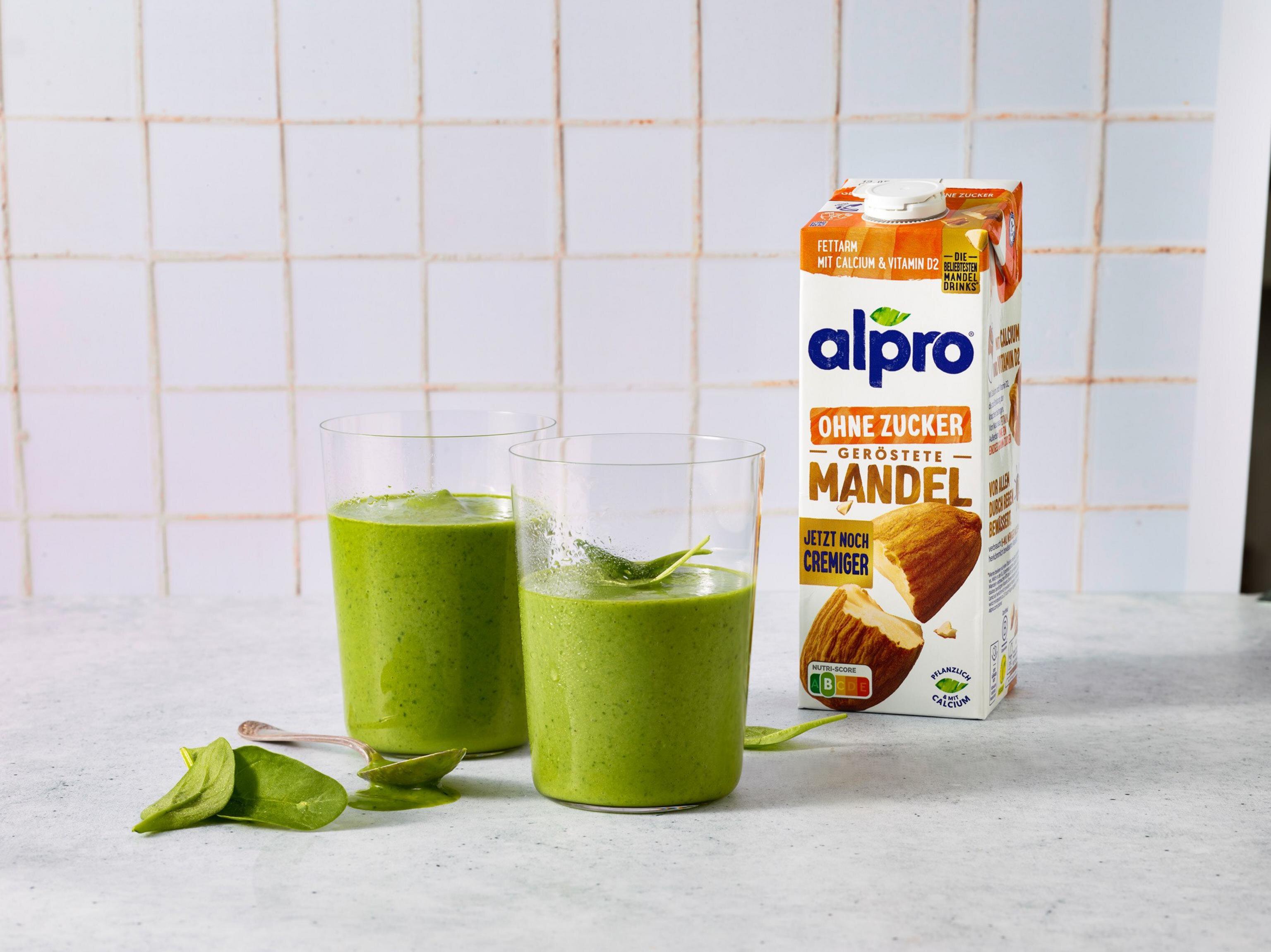 Grüner Smoothie mit Mandeldrink