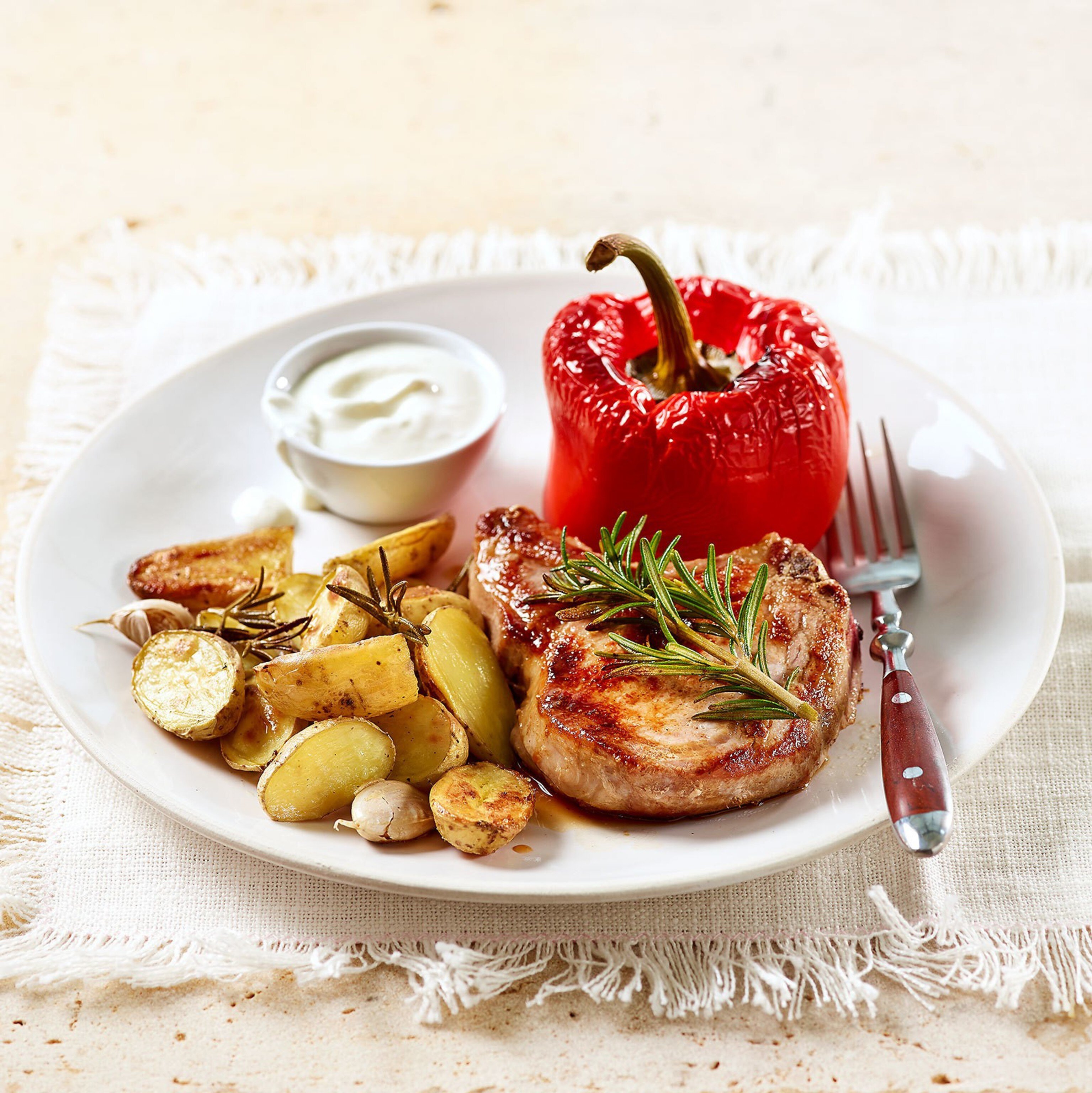 Côtes de porc et légumes au four