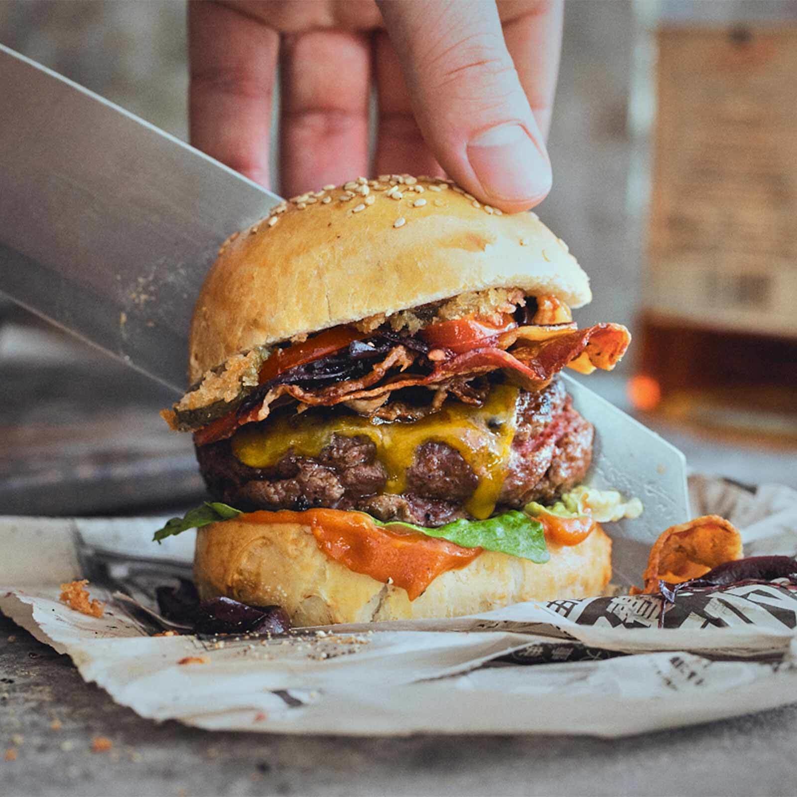 Bacon Cheeseburger mit frittierten Gurken