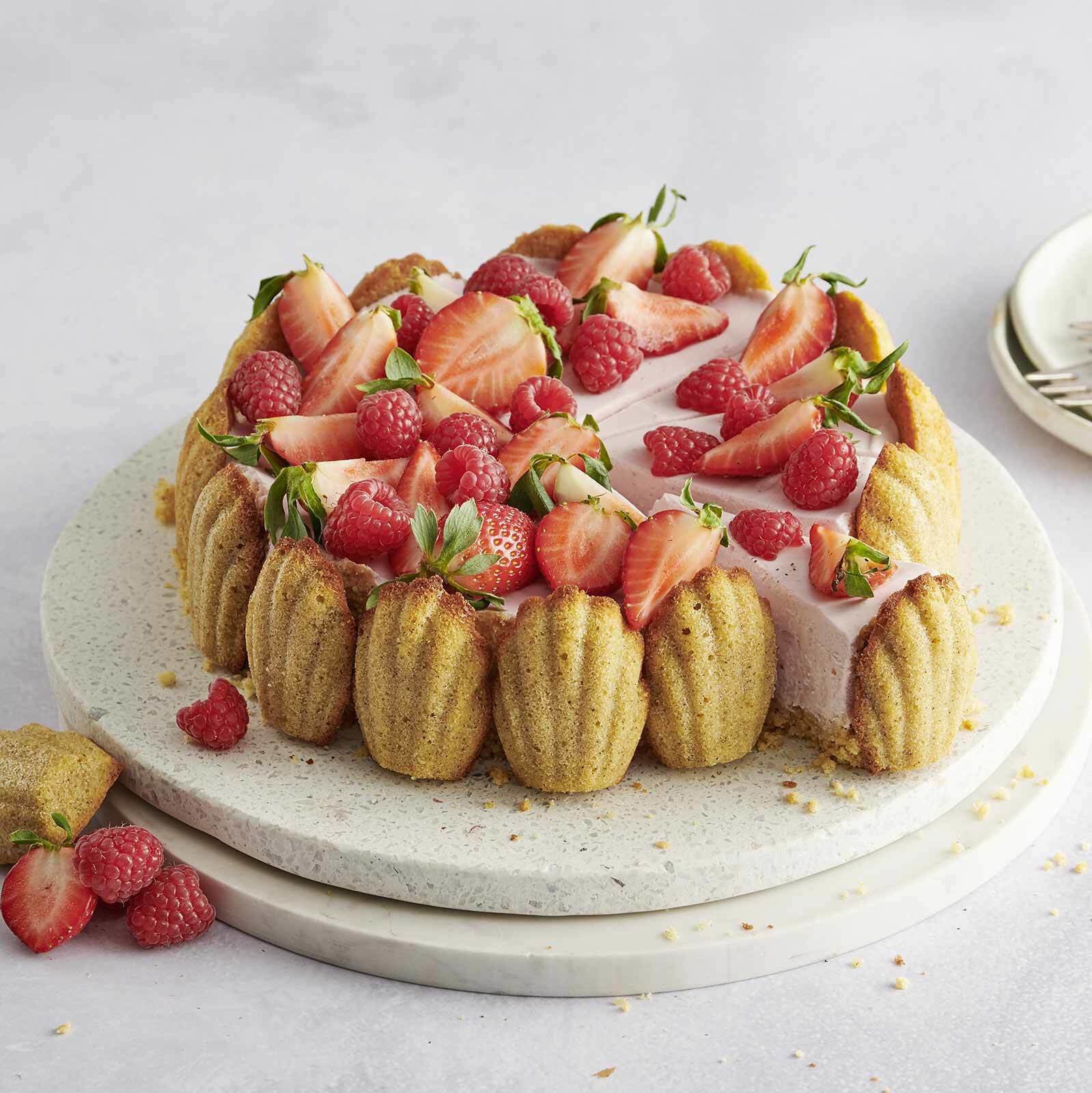 Himbeer-Erdbeer-Madeleine-Torte
