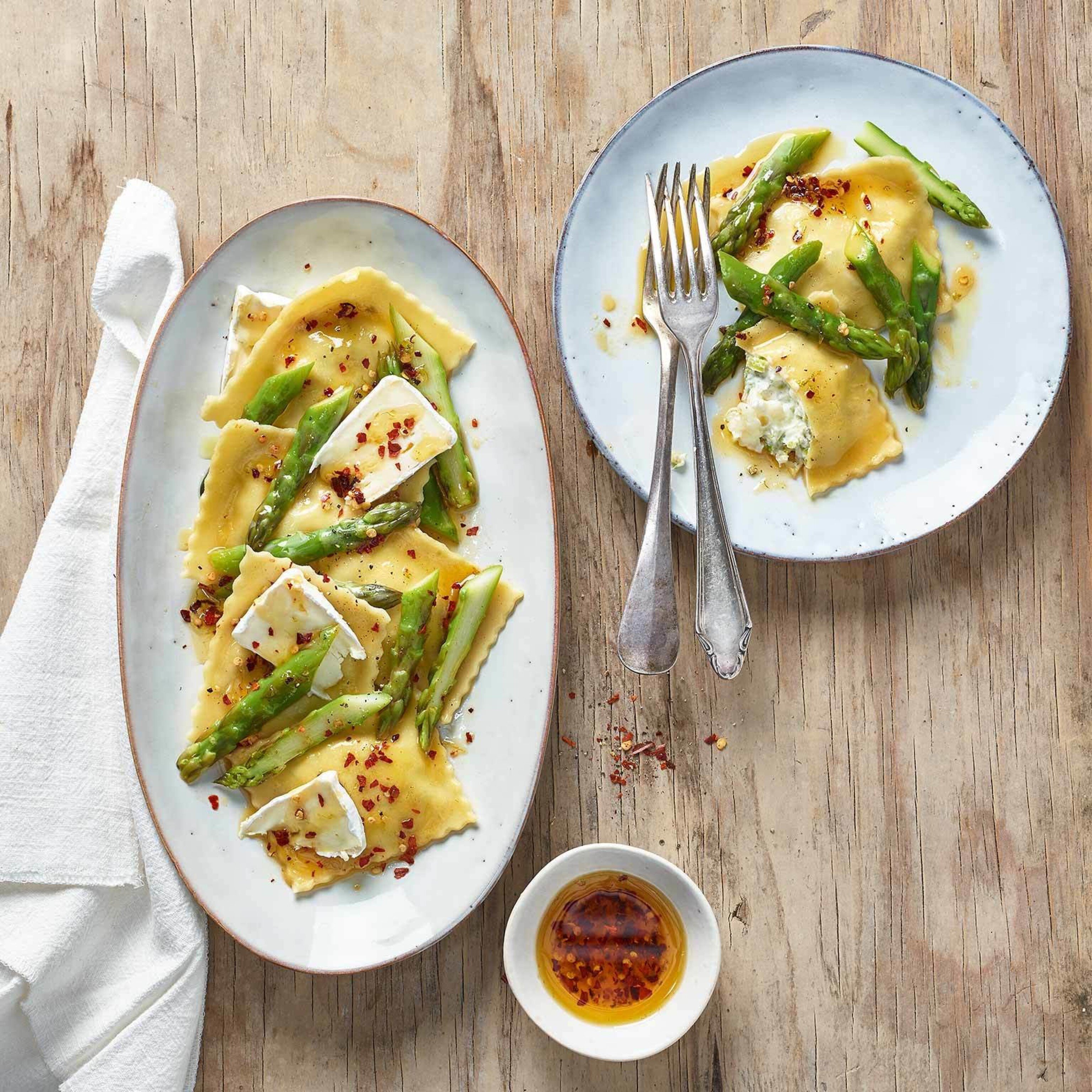 Ravioli mit Spargeln und Camembert