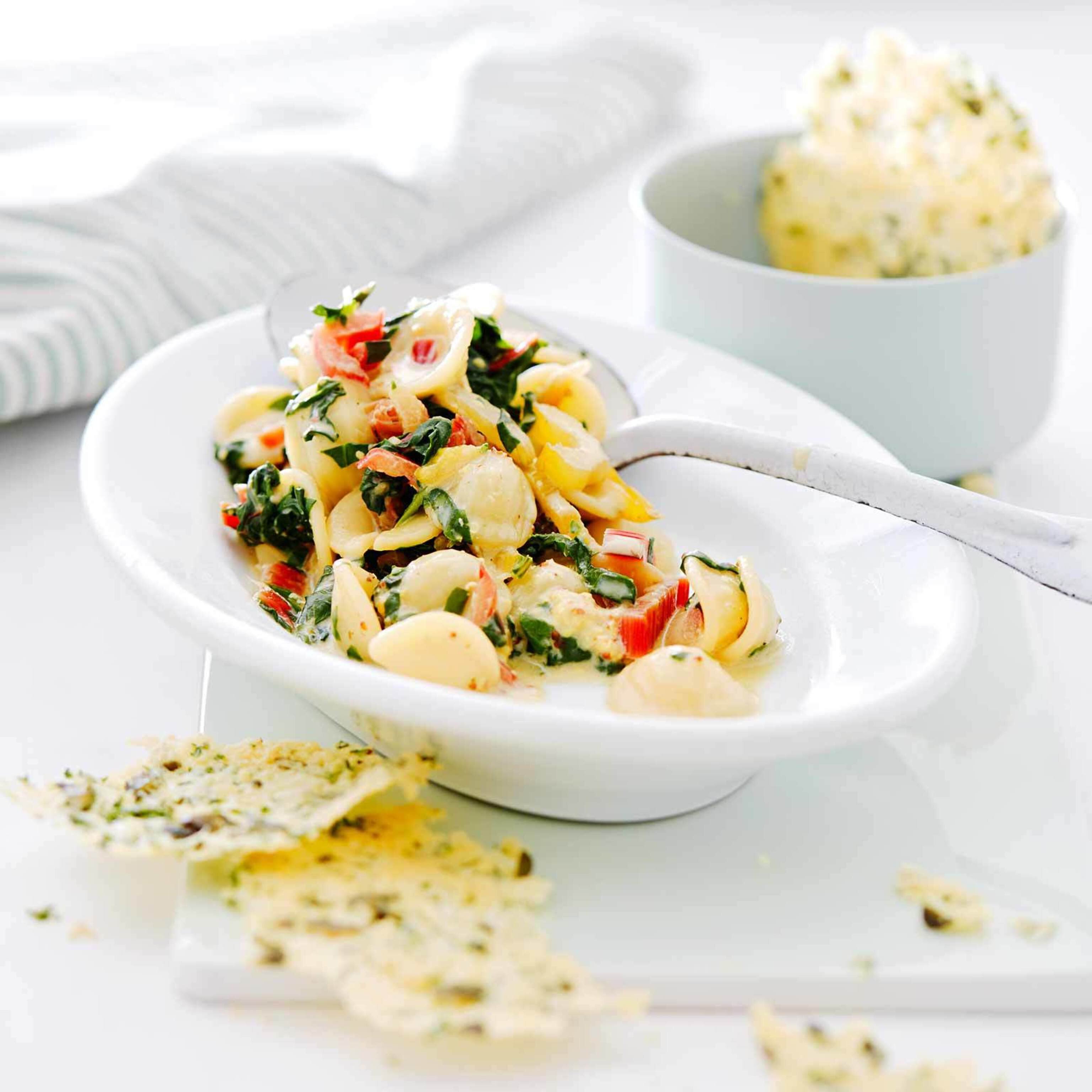 Krautstiel-Orecchiette mit Käsechips