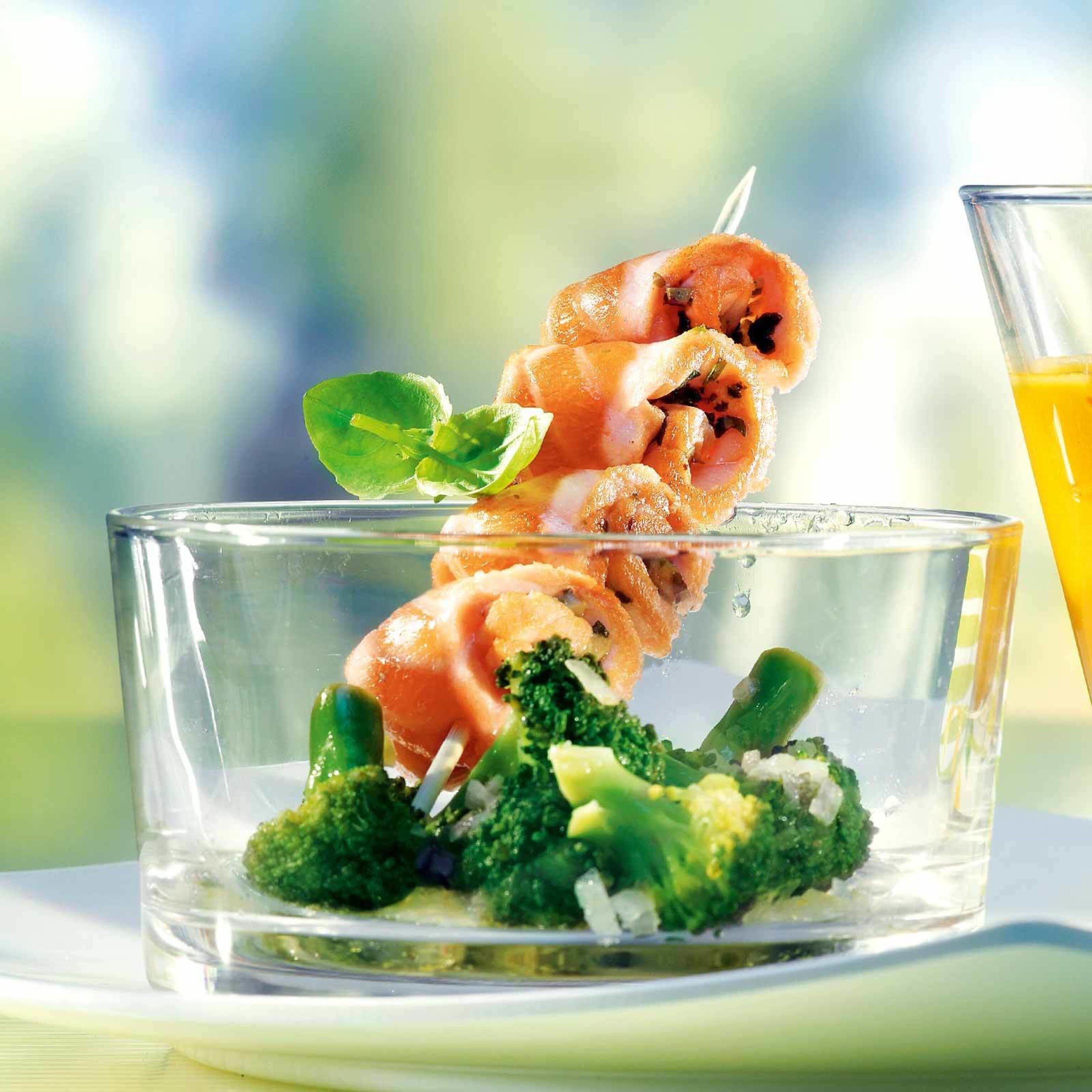 Lachsschnecken mit Broccolisalat