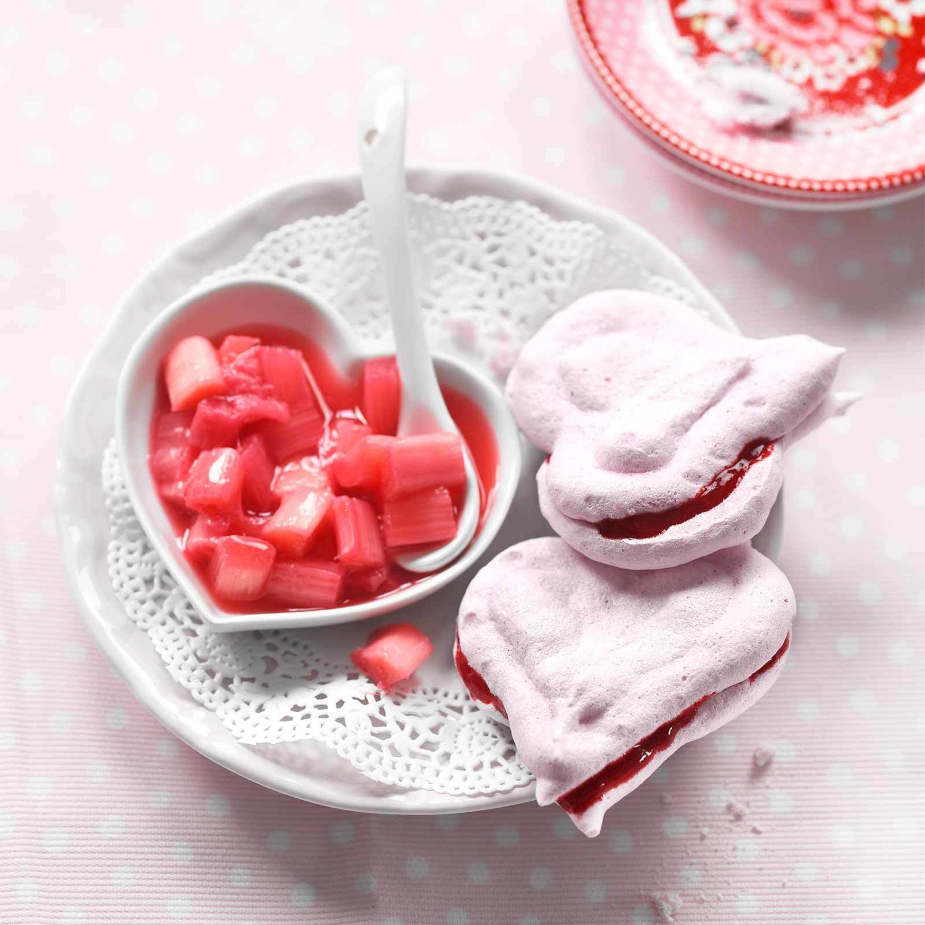 Meringue-Herzli mit Rhabarber
