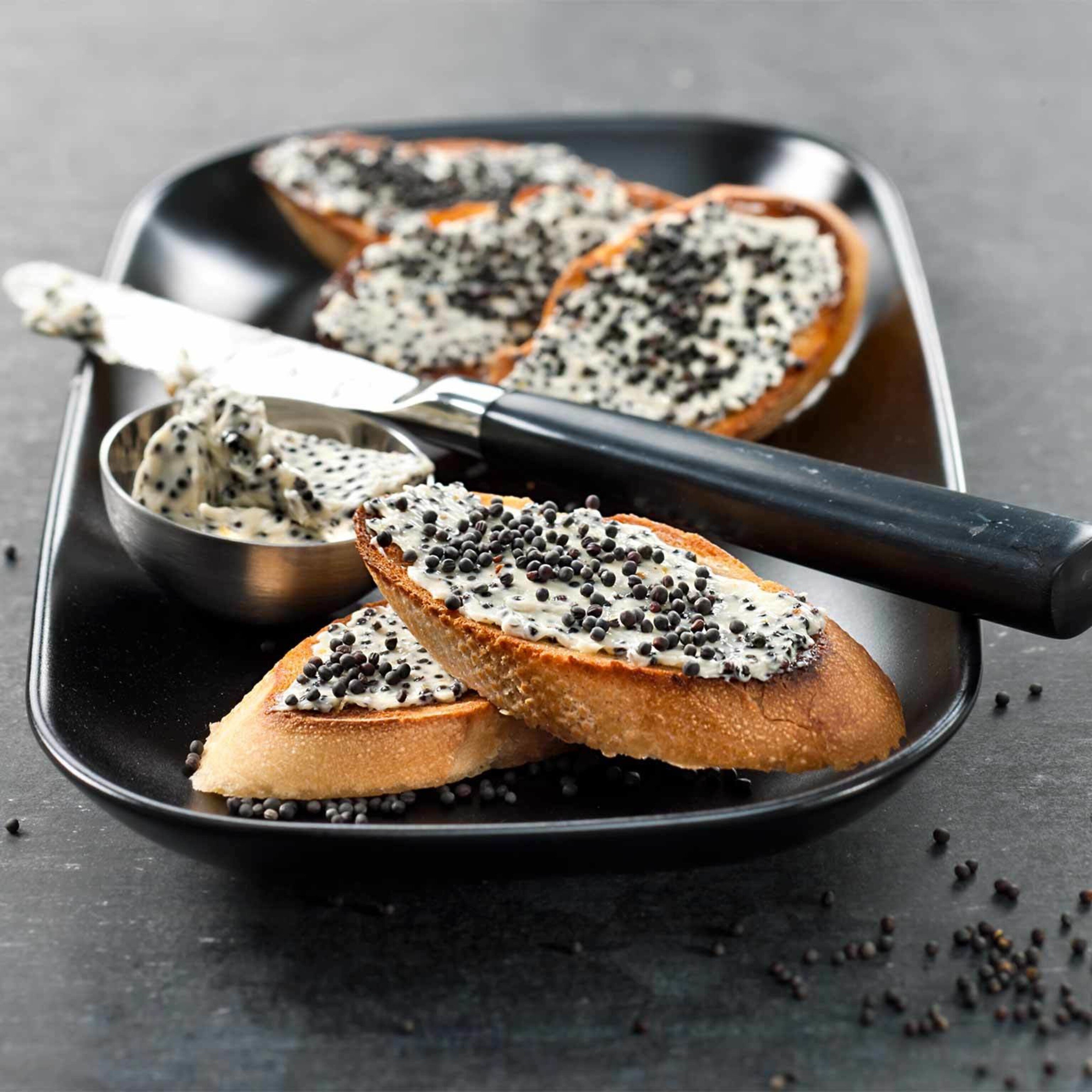 Crostinis aux grains de colza