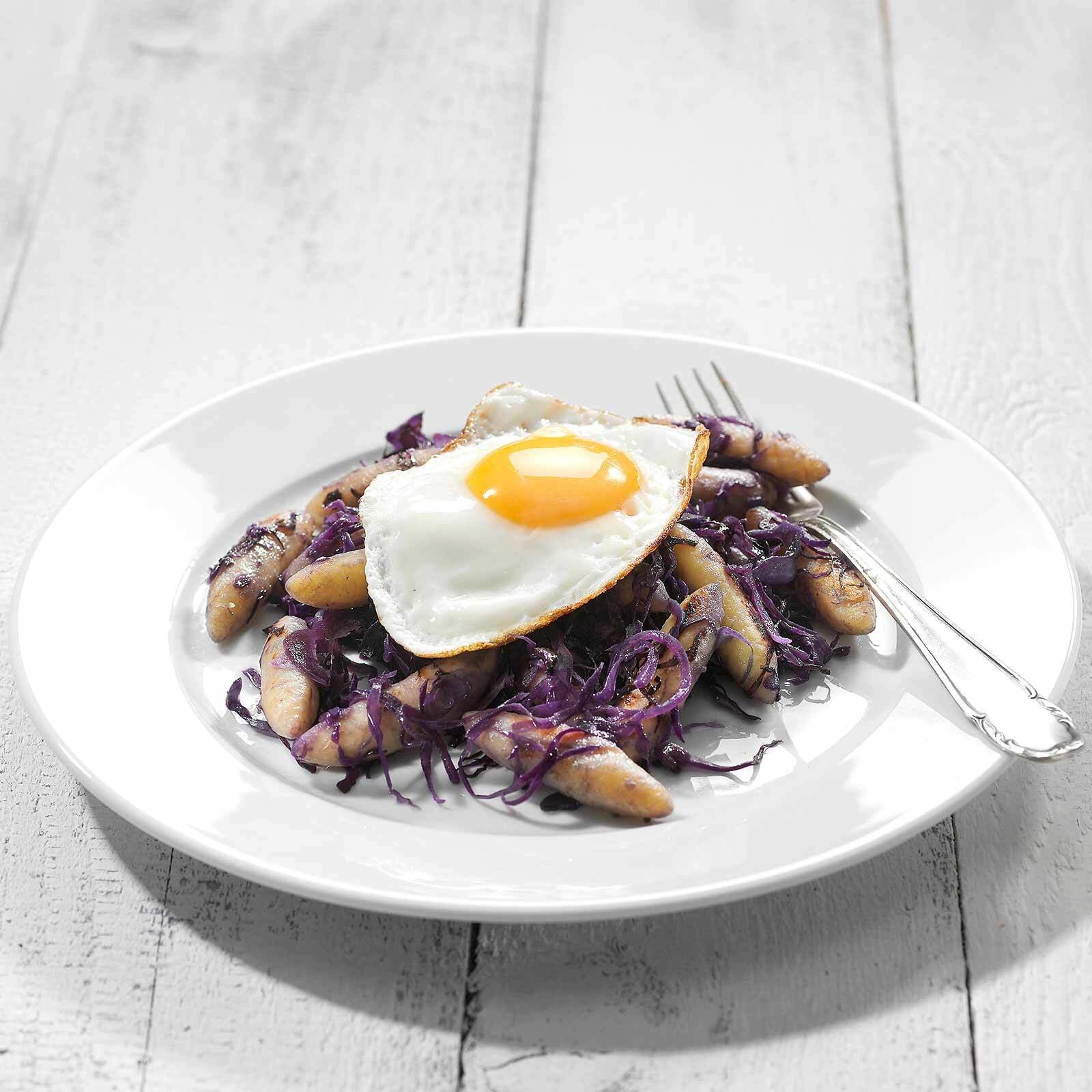 Schupfnudeln mit Rotkraut und Spiegelei