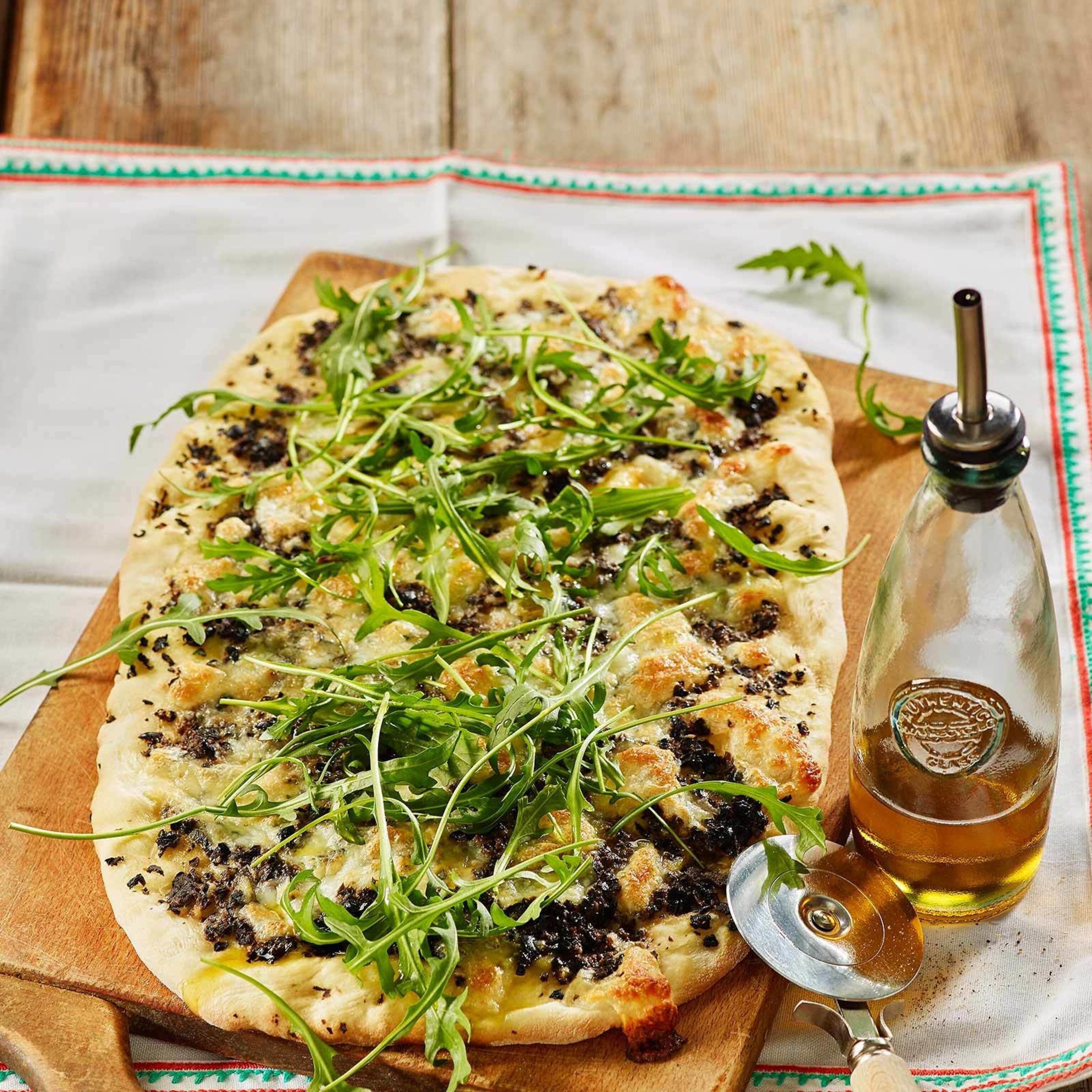 Oliven-Focaccia mit Rucola
