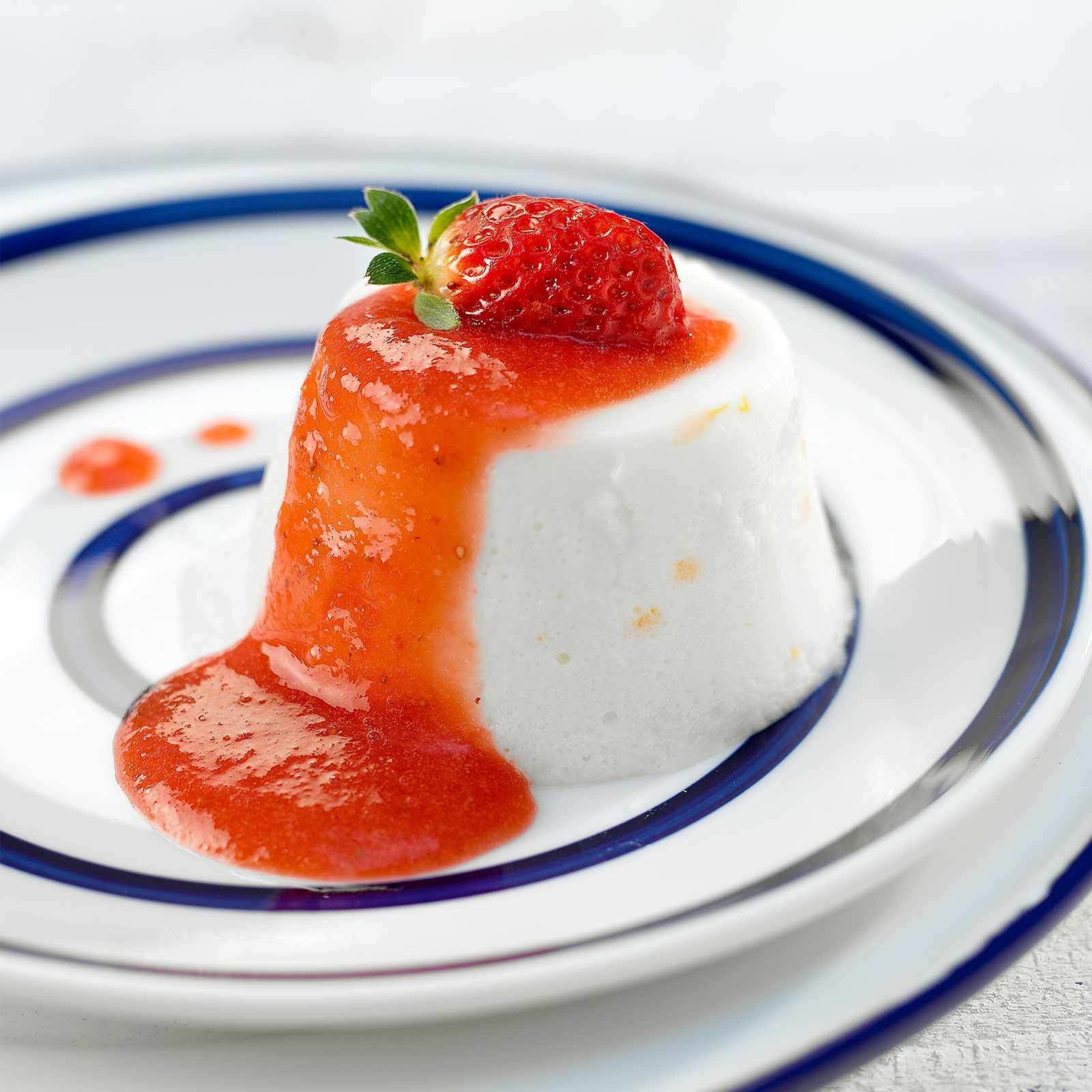 Joghurtköpfli mit Erdbeersauce