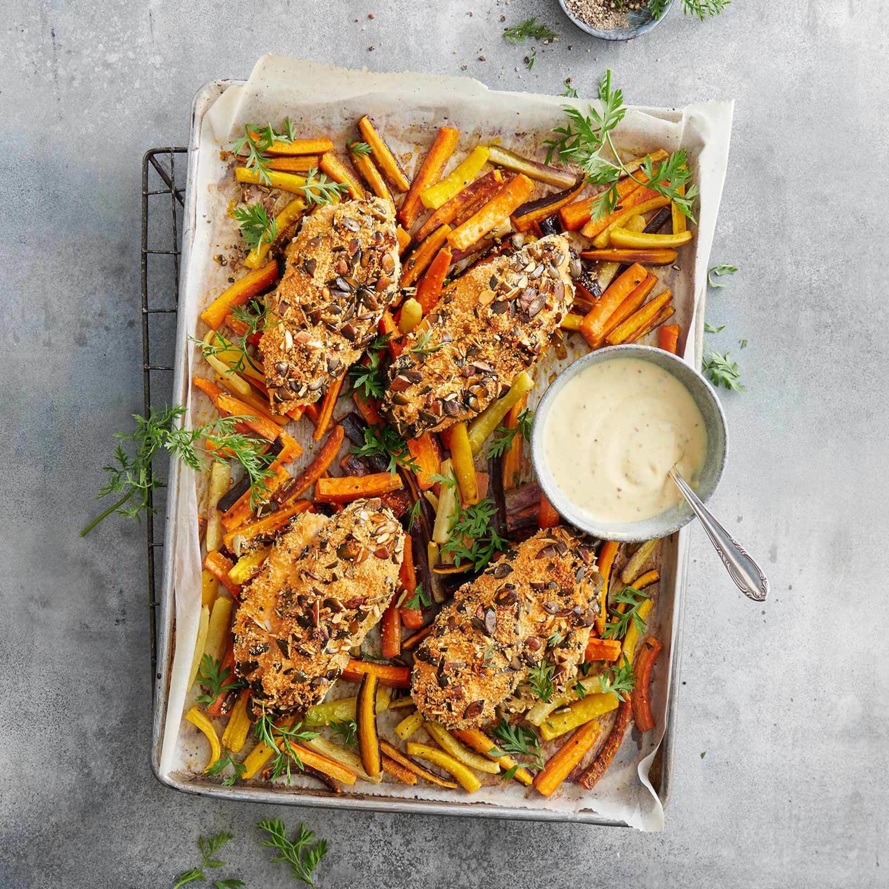 Panierte Pouletbrüstli mit Ofen-Rüebli