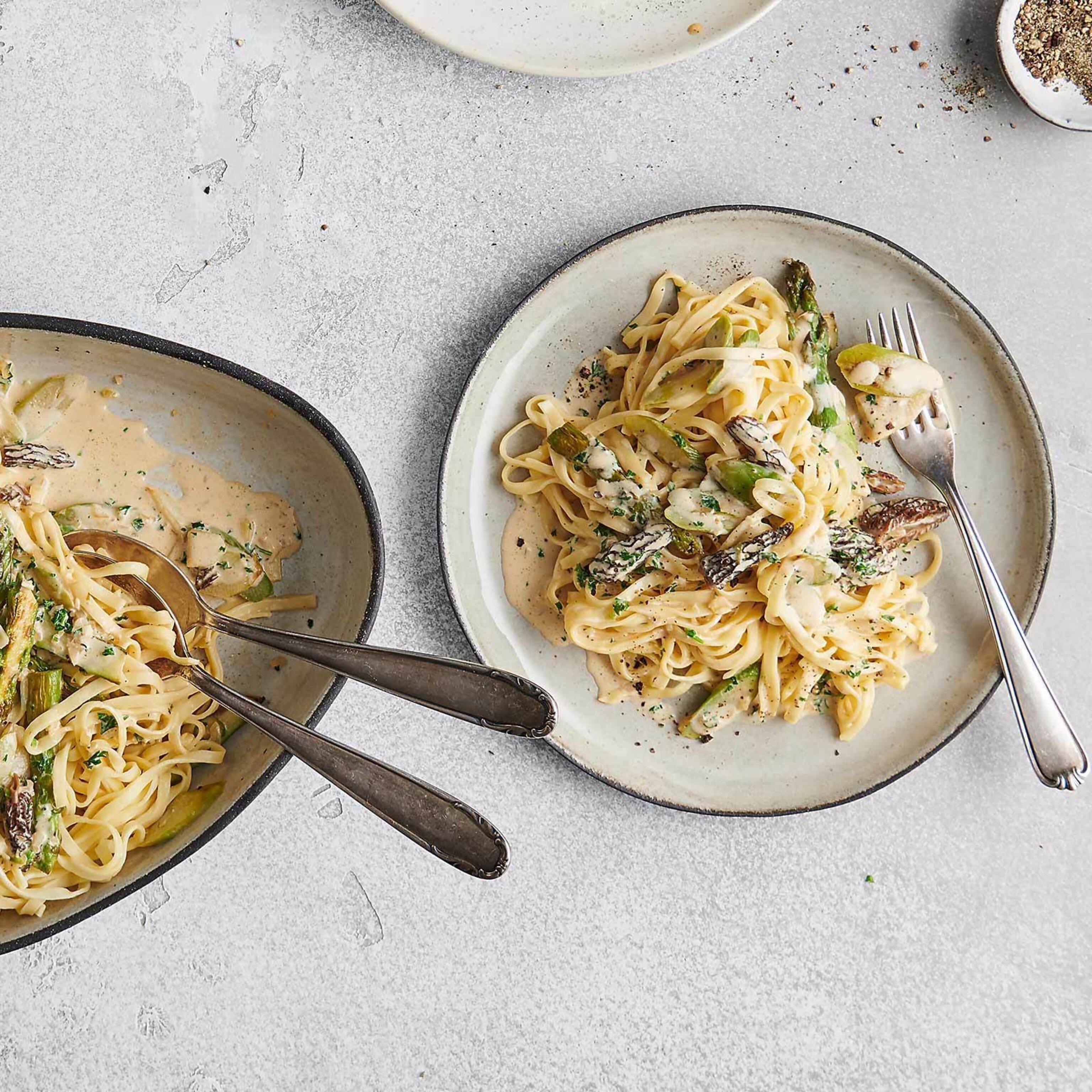 Nudeln an Spargel-Morchel-Sauce