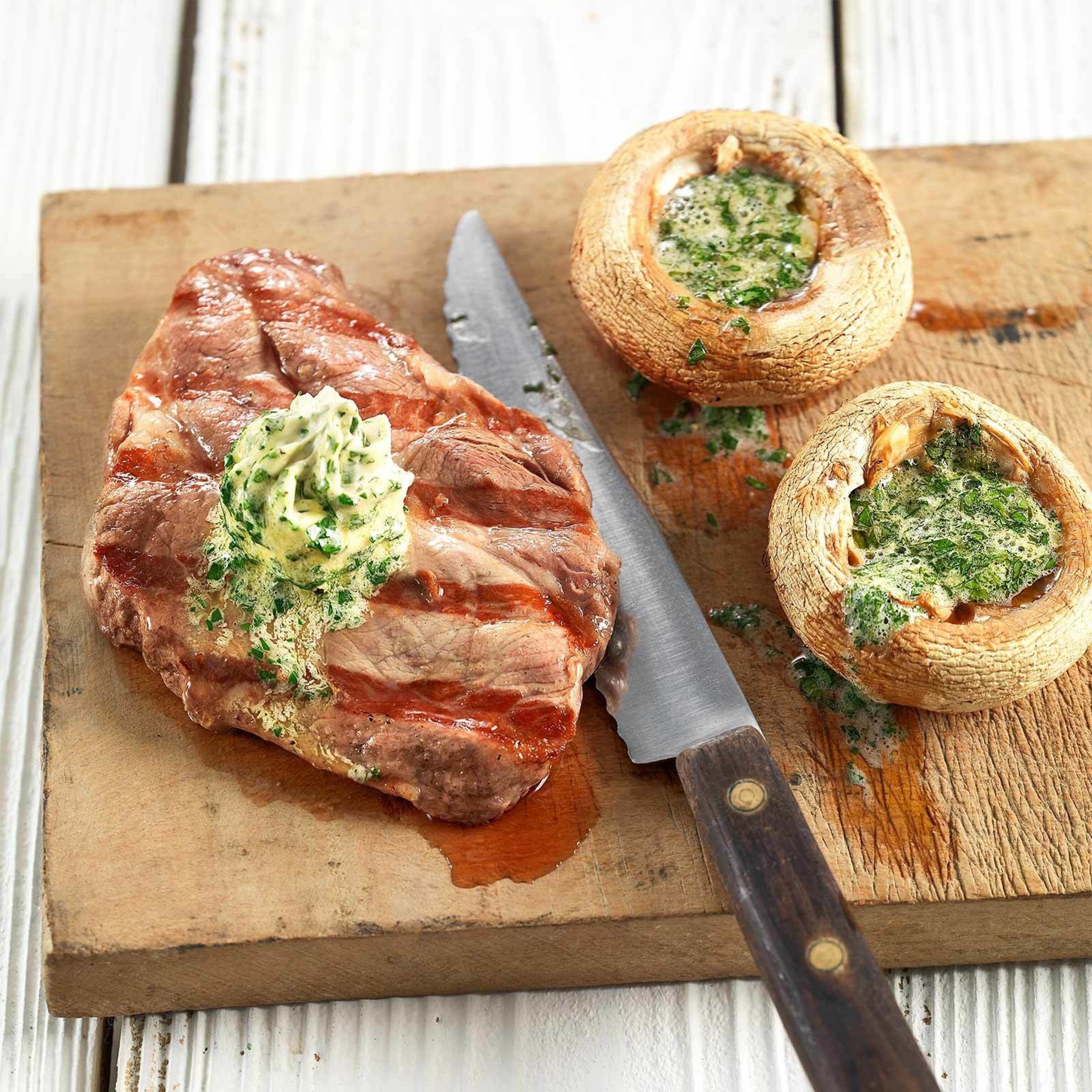 Grillierte Steaks mit Kräuterbutter