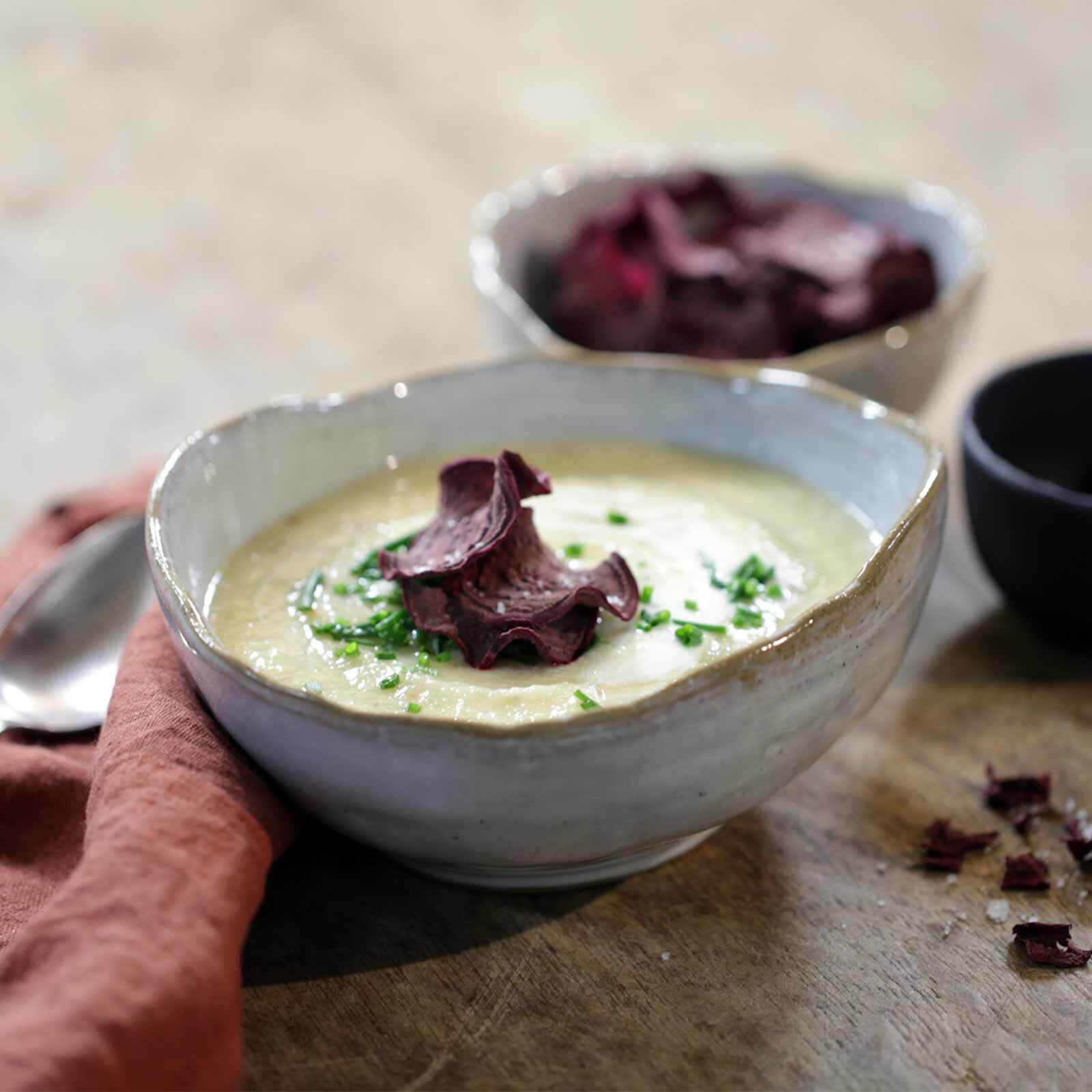 Pastinakensuppe mit Randenchips