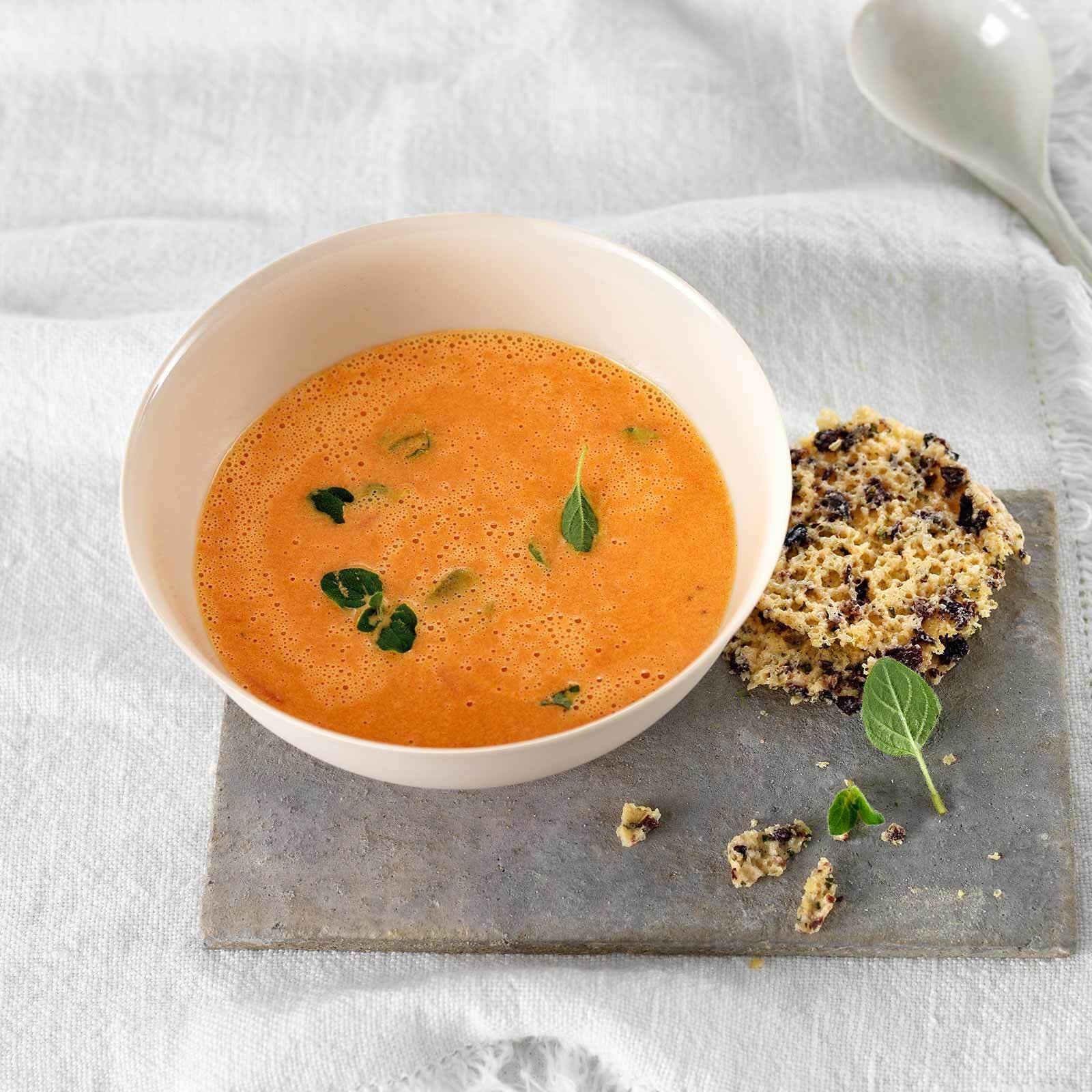 Crème de tomates et chips de parmesan