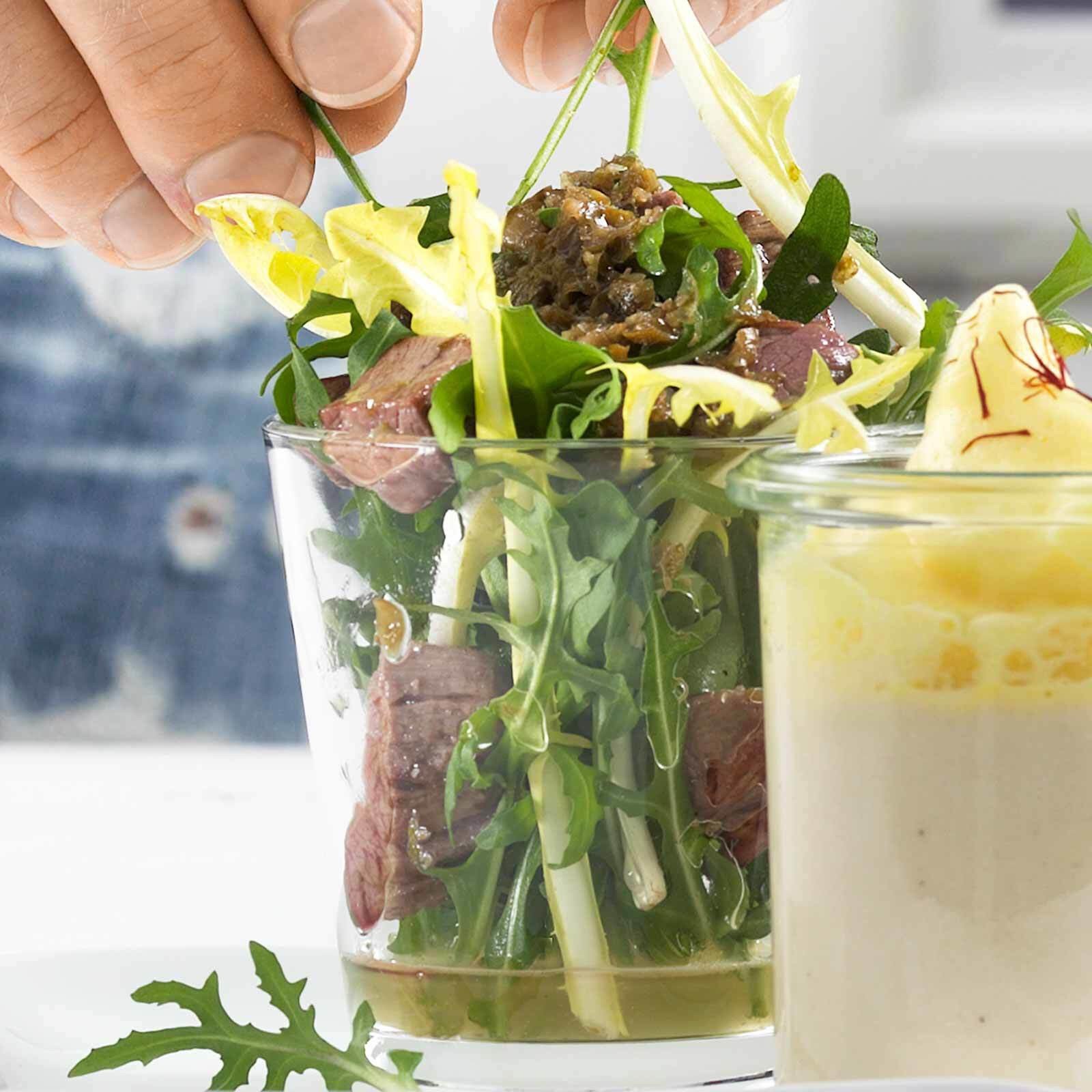 Kalbswürfel auf Rucola und Löwenzahn