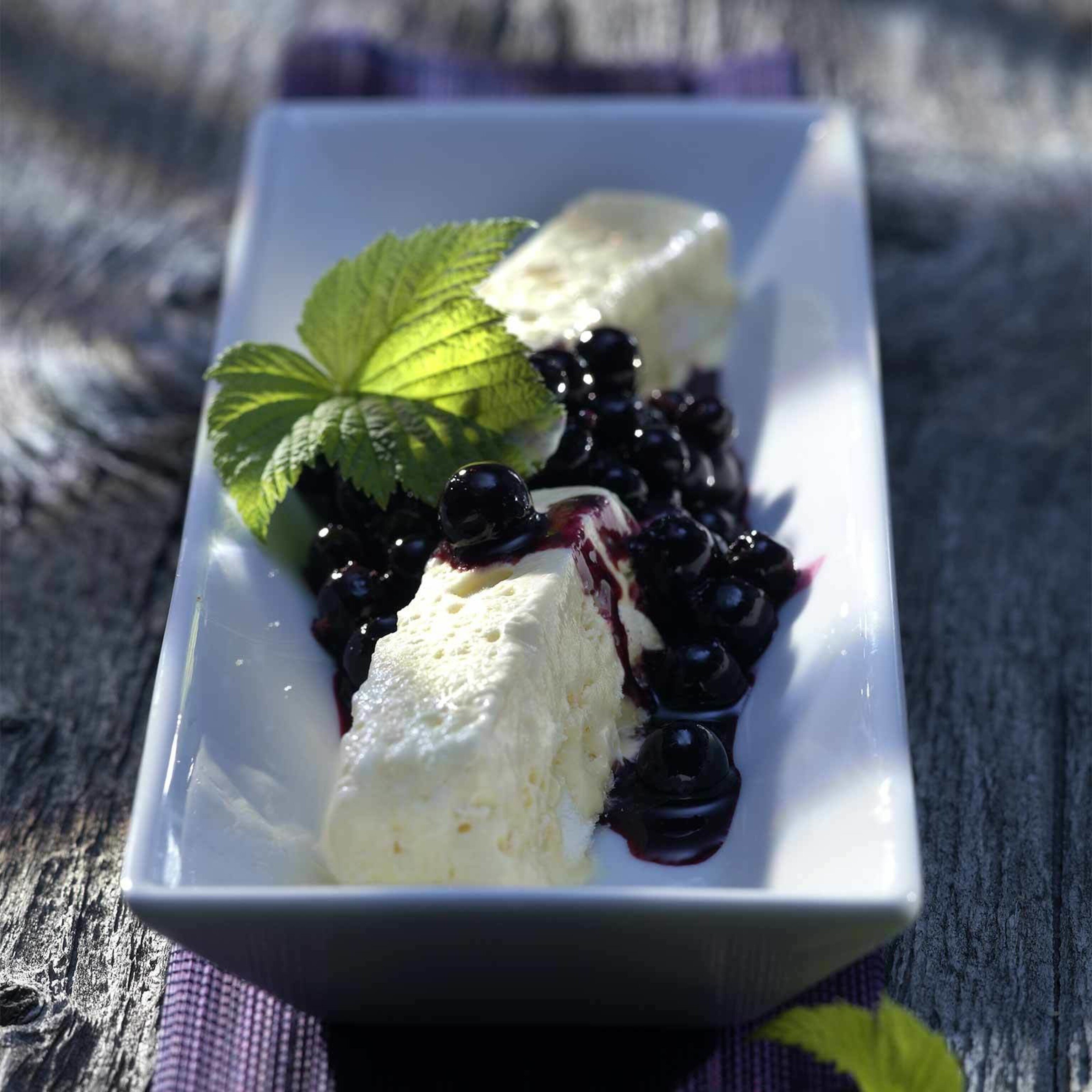 Salade de cassis et parfait à la meringue