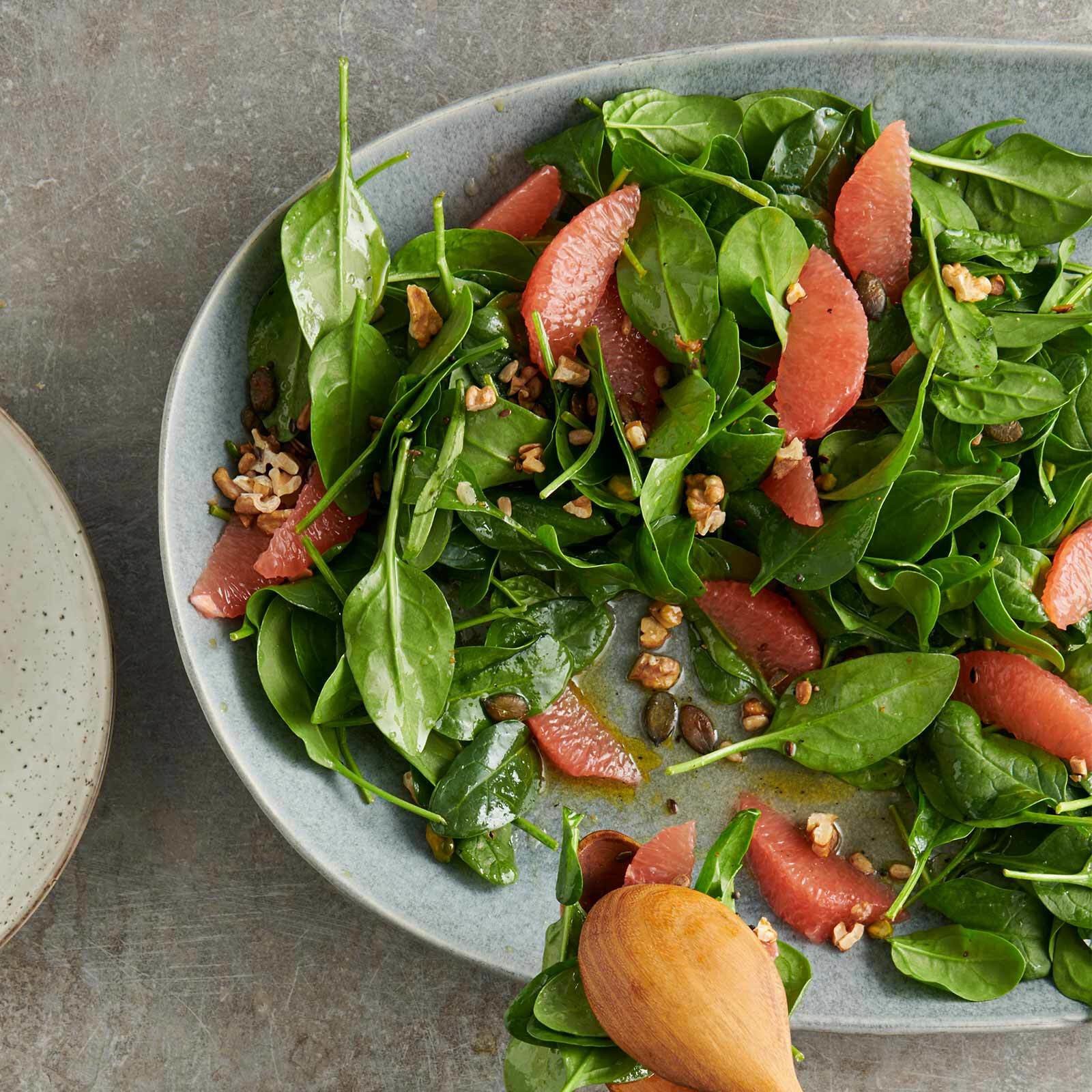 Salade d’épinards et pamplemousse aux graines