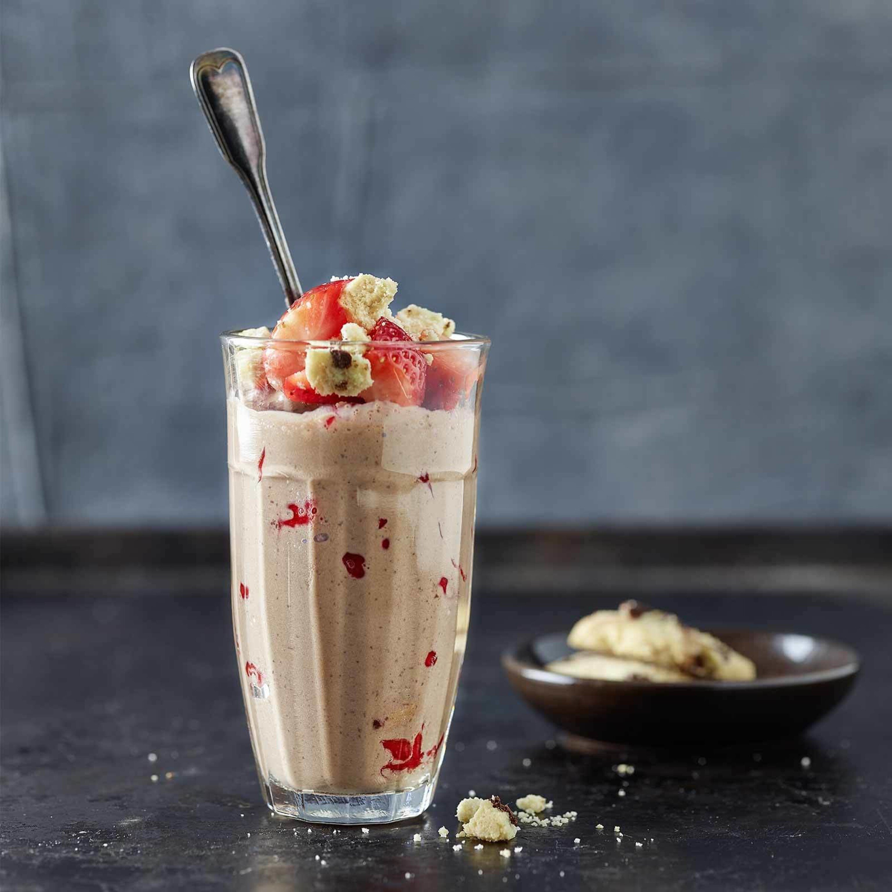 Schoko-Shake mit Erdbeeren und Crumble
