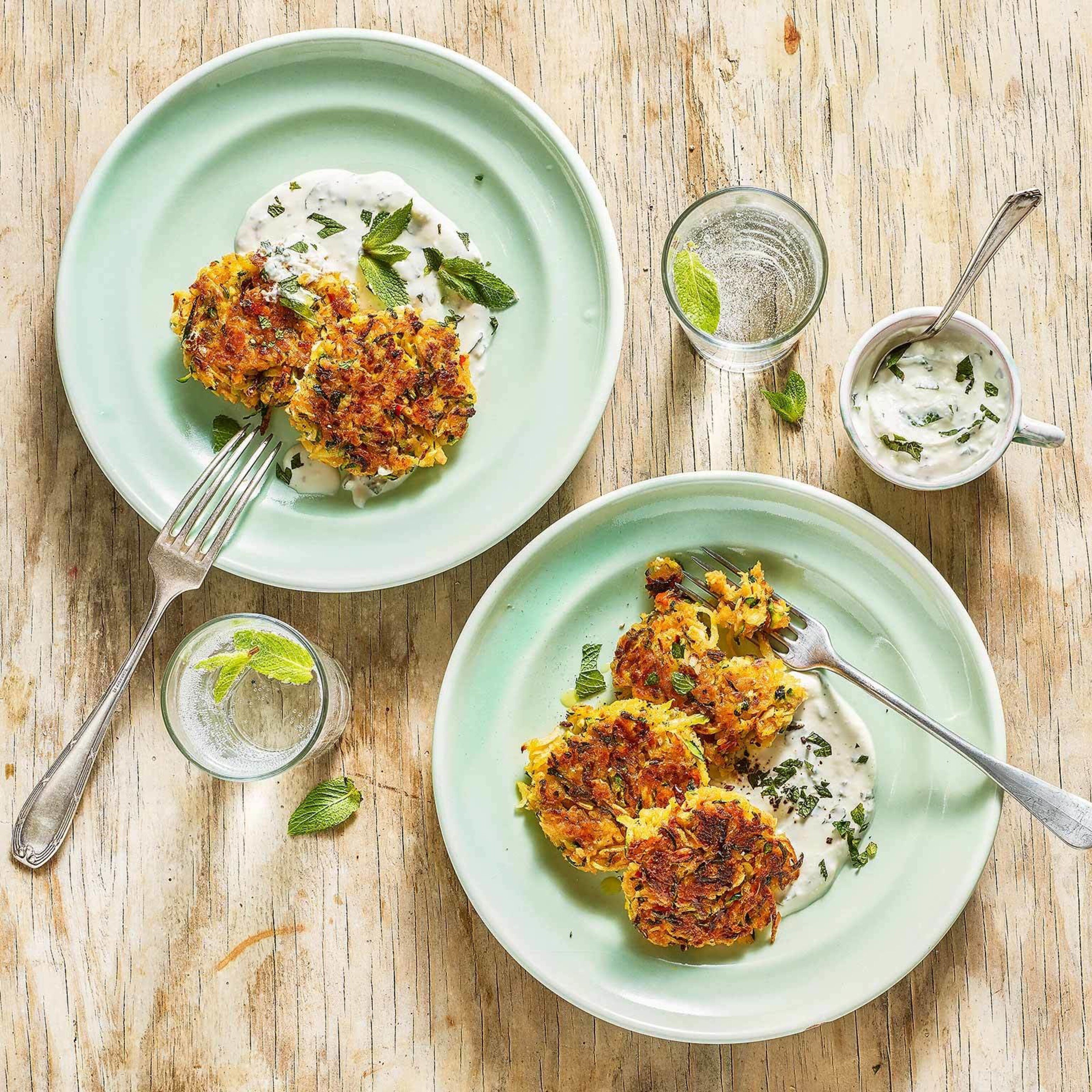 Zucchini-Tätschli mit Schafskäse-Dip