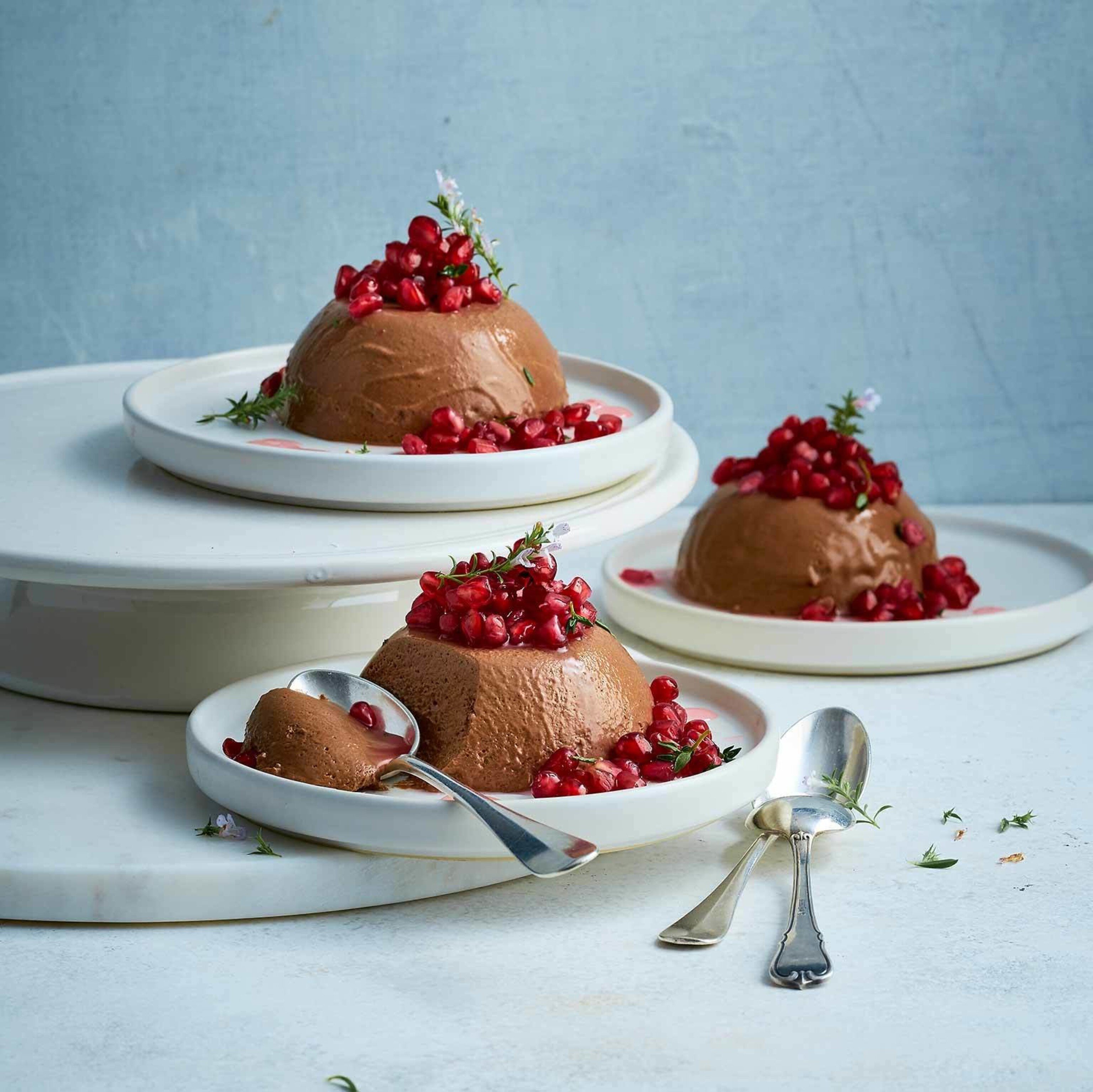 Schokolade-Flan mit Granatapfelkernen
