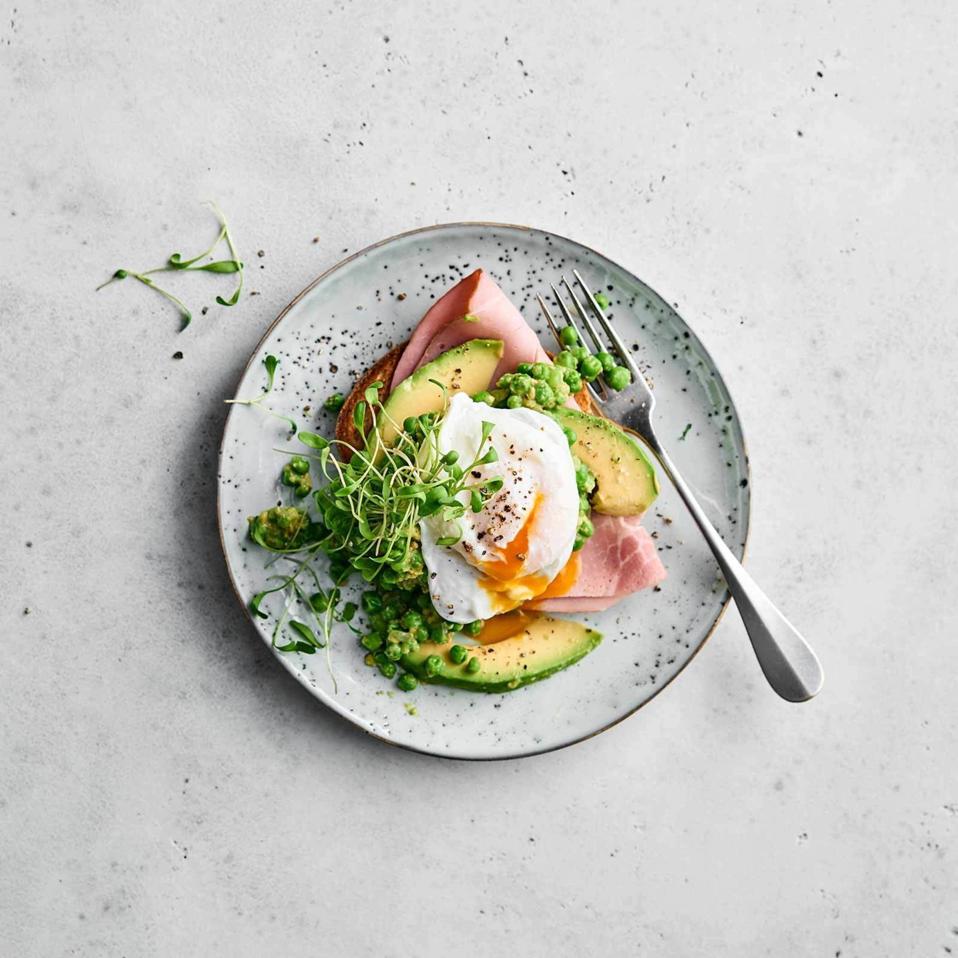 Schinkentoast mit Avocado und Erbsli