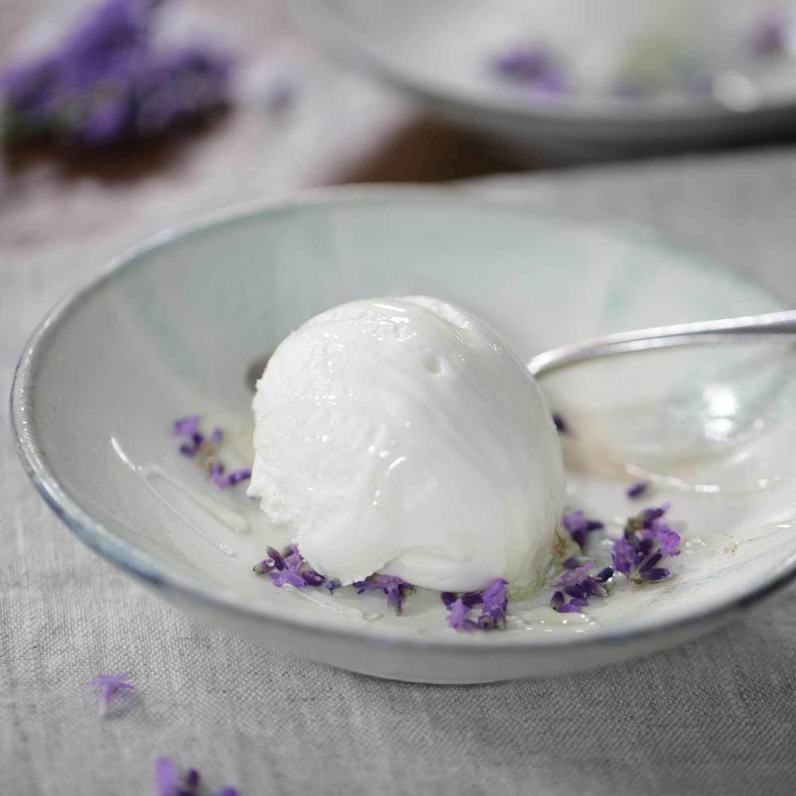 Lavendel-Sauerrahmglace