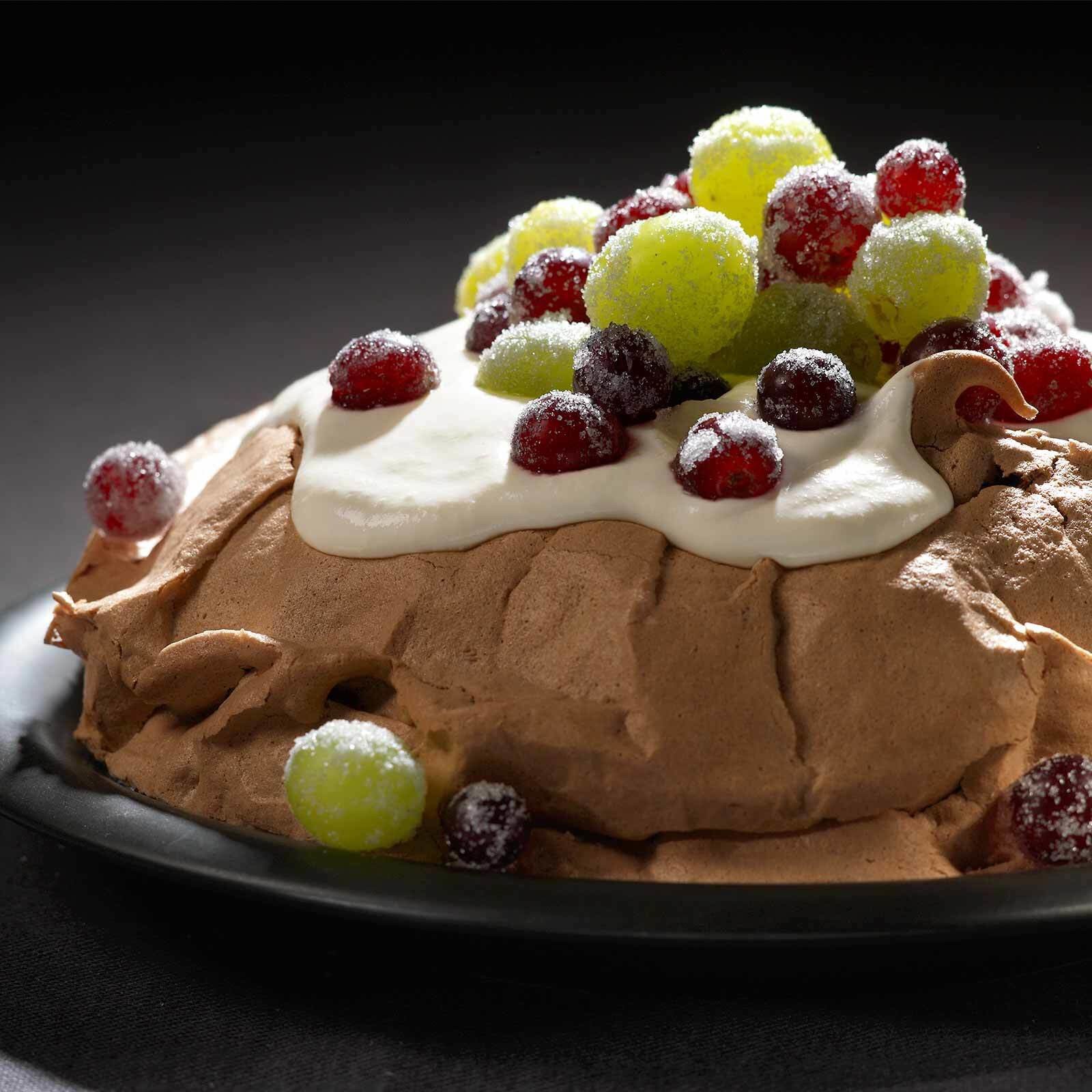Schokolade-Pavlova mit Trauben