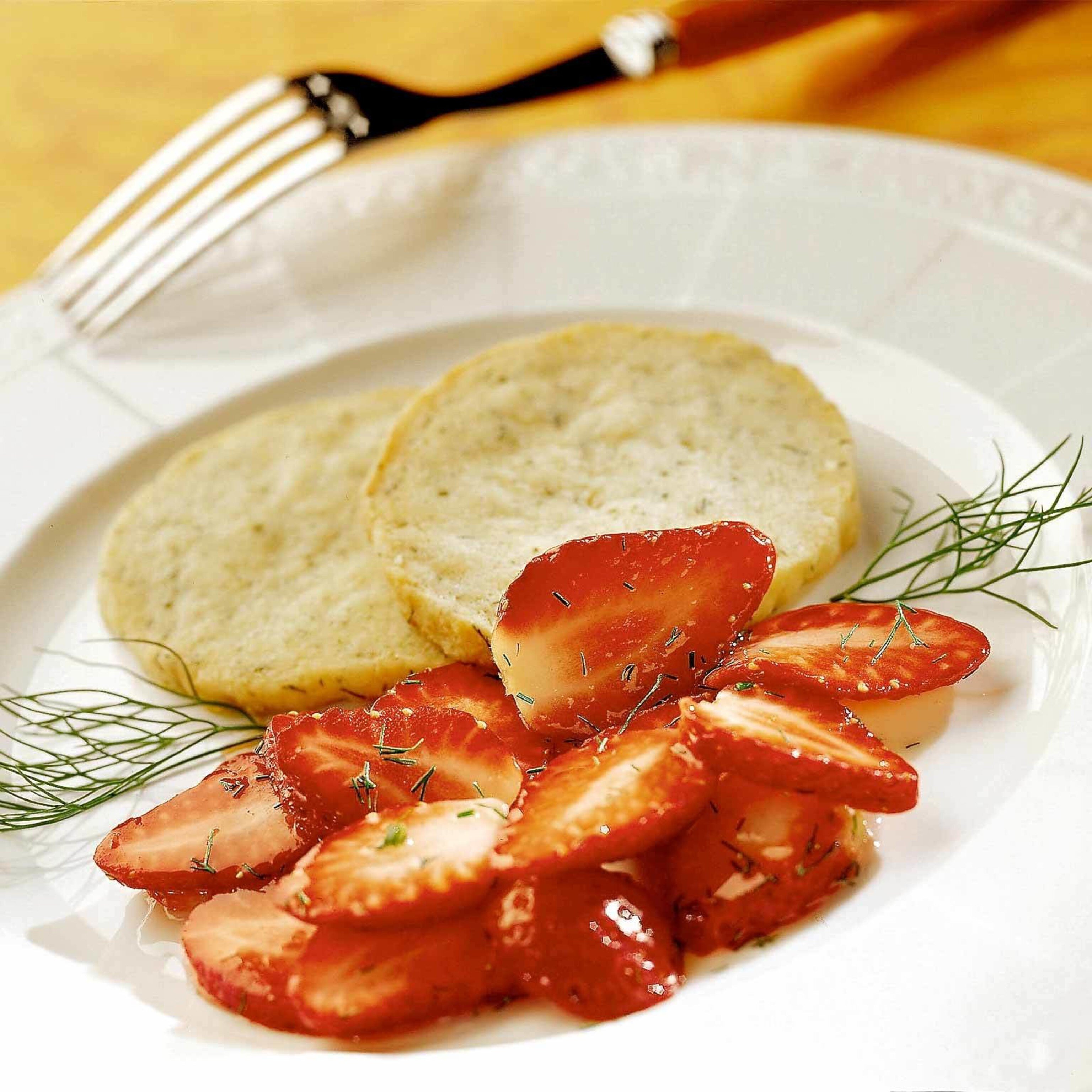 Dill-Sablés mit Erdbeersalat