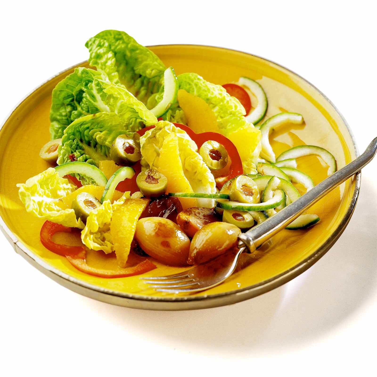 Olivensalat (Ensalada de aceitunas rellenas)