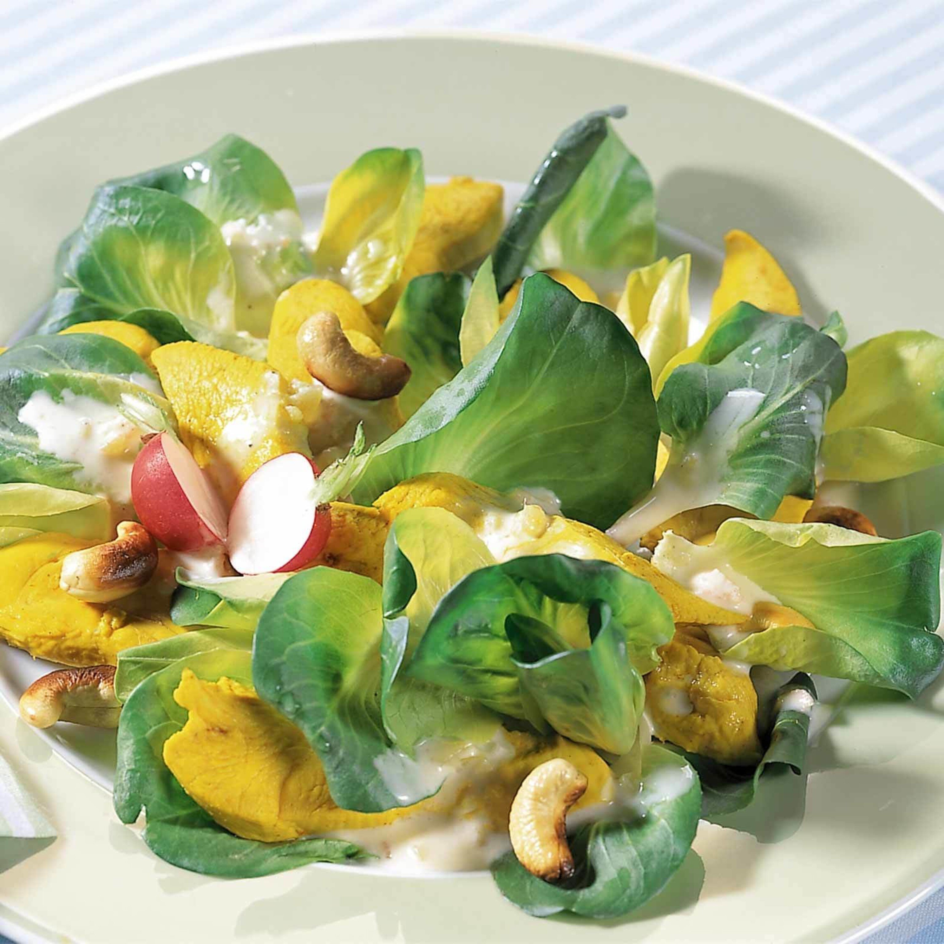 Curry-Pouletbrüstli auf Salat