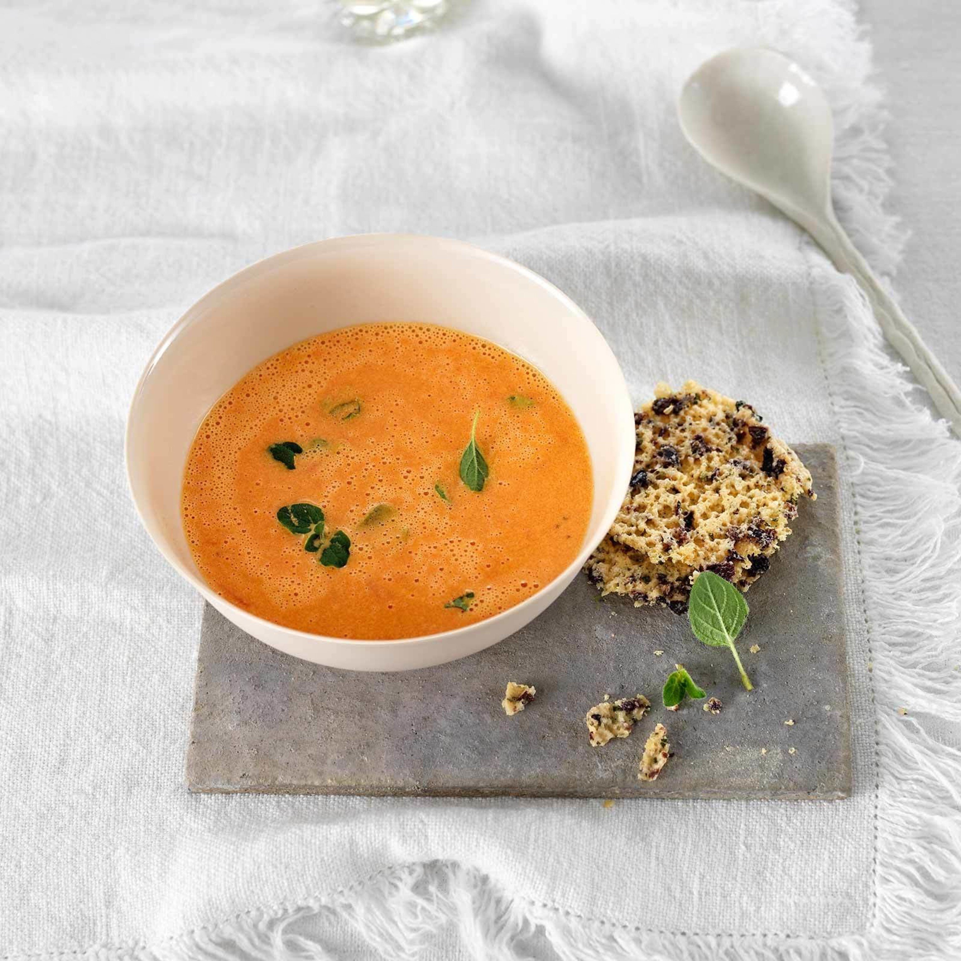 Tomatencremesuppe mit Käse-Chips