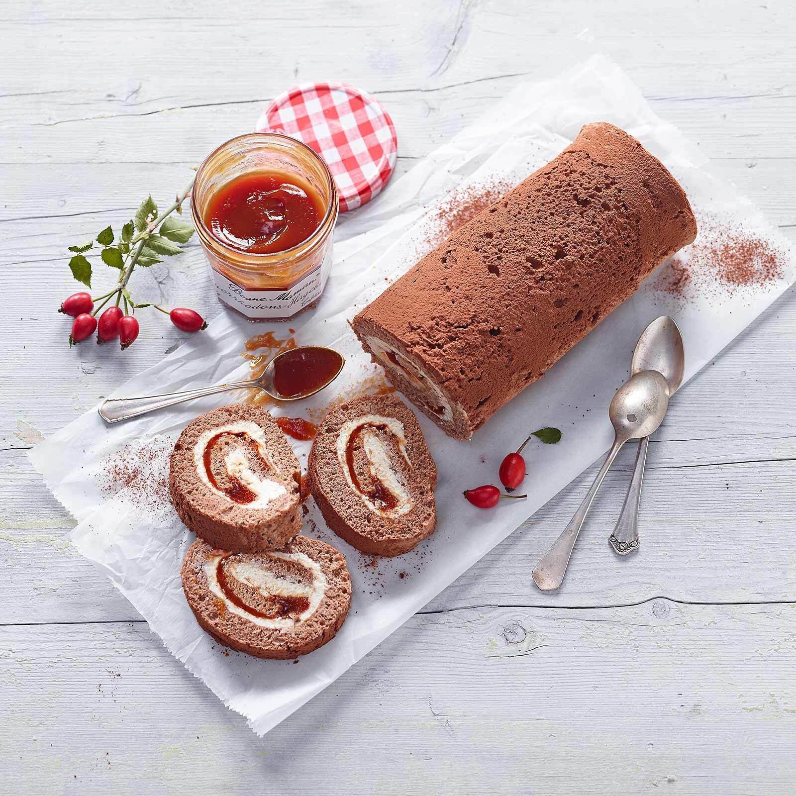Schokolade-Roulade mit Hagebutten