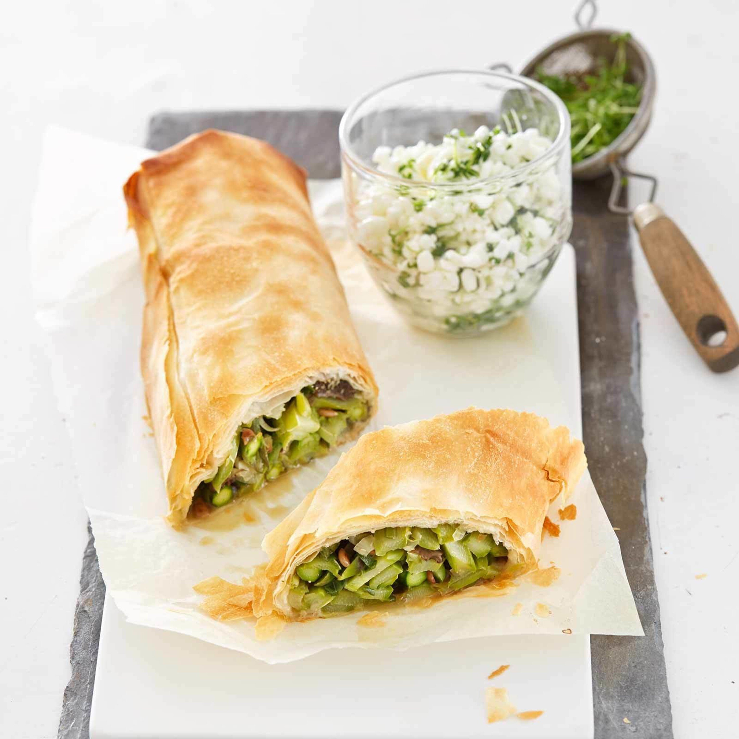 Strudel aux asperges et cottage cheese