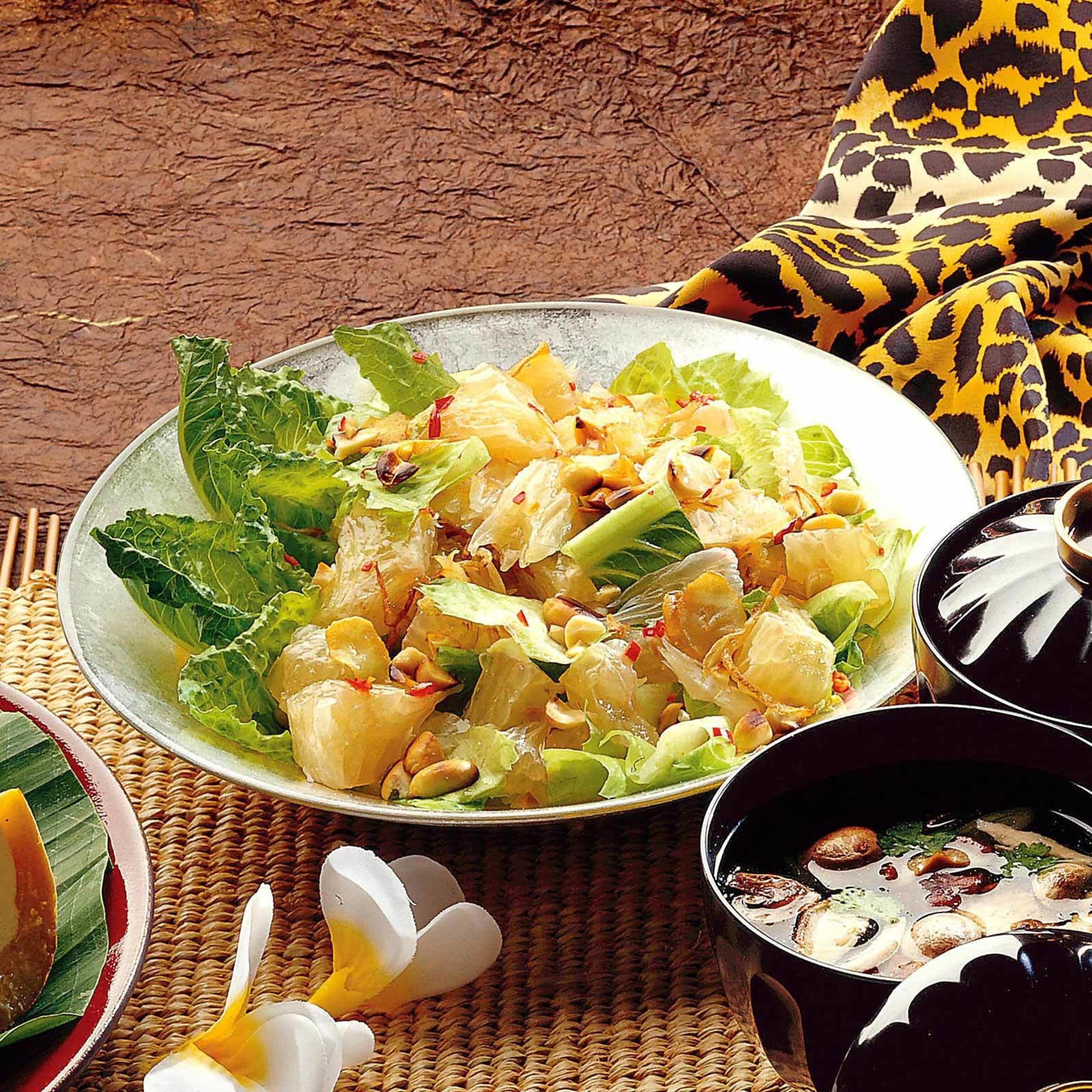 Pikanter Lattich-Pomelo-Salat