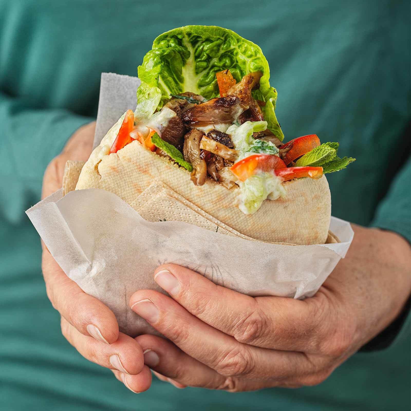 Pita, effiloché de pleurotes et tsatsiki végane