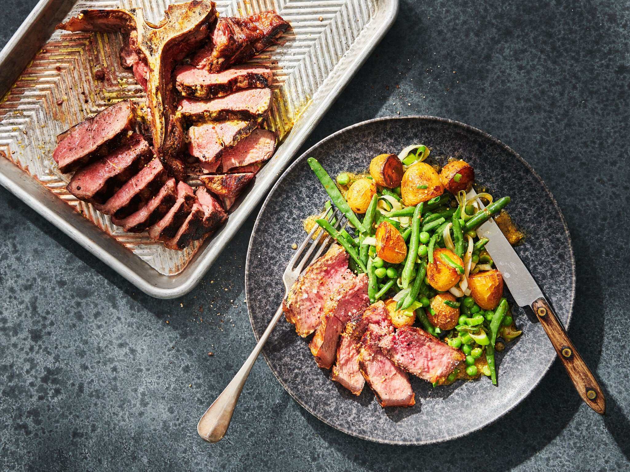 T-bone steak grillé et salade de pommes de terre
