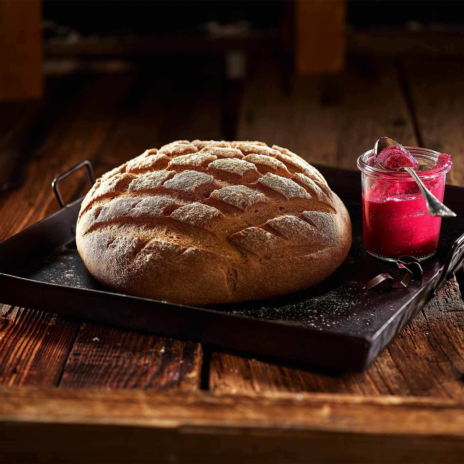 Sauerteigbrot mit Randenhummus